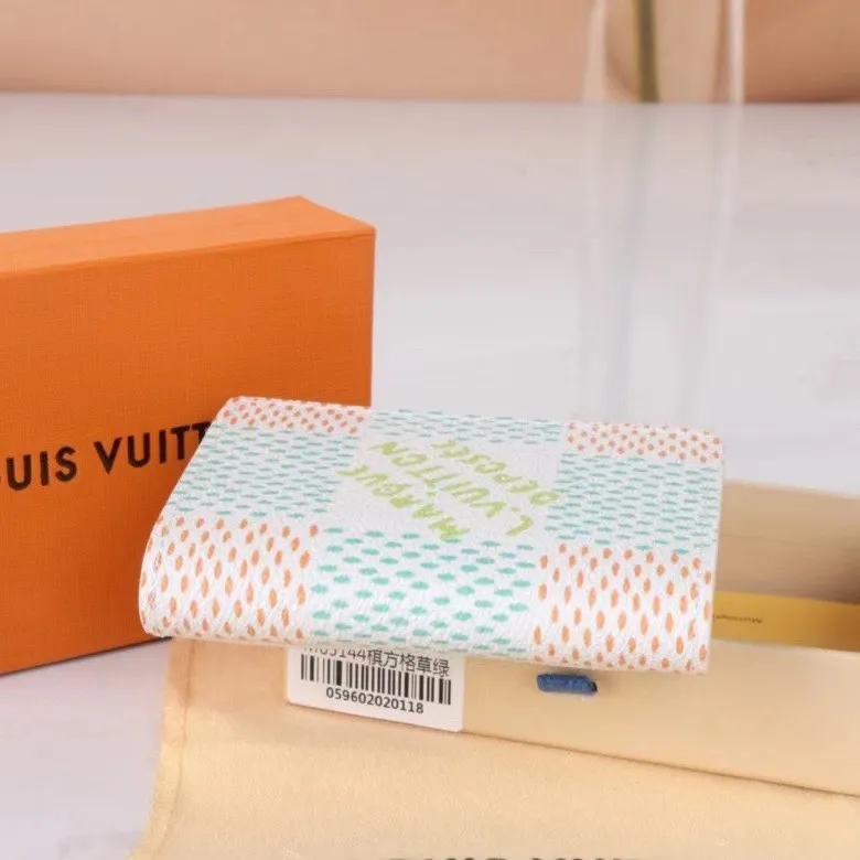 P100💰, Model: 63144 Large Checkered Grass Green The latest style of this pocket wallet for spring and summer 2024 combines the elegance of Damier Graphite canvas with the delicate texture of Epi leather, with stripes emblazoned with the Louis Vuitton logo. The elegant design can accommodate credit cards, banknotes and receipts, making it suitable for daily carrying or gift giving. Epi leather and Damier Graphite coated sail. Textile cowhide trimmed cowhide lining, card compartment Size 11×8×1.5 cm 63144 60502