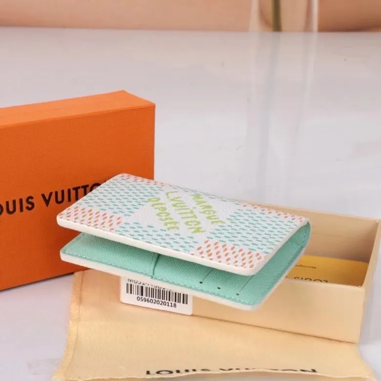 P100💰, Model: 63144 Large Checkered Grass Green The latest style of this pocket wallet for spring and summer 2024 combines the elegance of Damier Graphite canvas with the delicate texture of Epi leather, with stripes emblazoned with the Louis Vuitton logo. The elegant design can accommodate credit cards, banknotes and receipts, making it suitable for daily carrying or gift giving. Epi leather and Damier Graphite coated sail. Textile cowhide trimmed cowhide lining, card compartment Size 11×8×1.5 cm 63144 60502