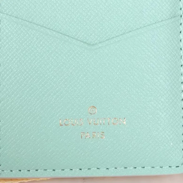 P100💰, Model: 63144 Large Checkered Grass Green The latest style of this pocket wallet for spring and summer 2024 combines the elegance of Damier Graphite canvas with the delicate texture of Epi leather, with stripes emblazoned with the Louis Vuitton logo. The elegant design can accommodate credit cards, banknotes and receipts, making it suitable for daily carrying or gift giving. Epi leather and Damier Graphite coated sail. Textile cowhide trimmed cowhide lining, card compartment Size 11×8×1.5 cm 63144 60502