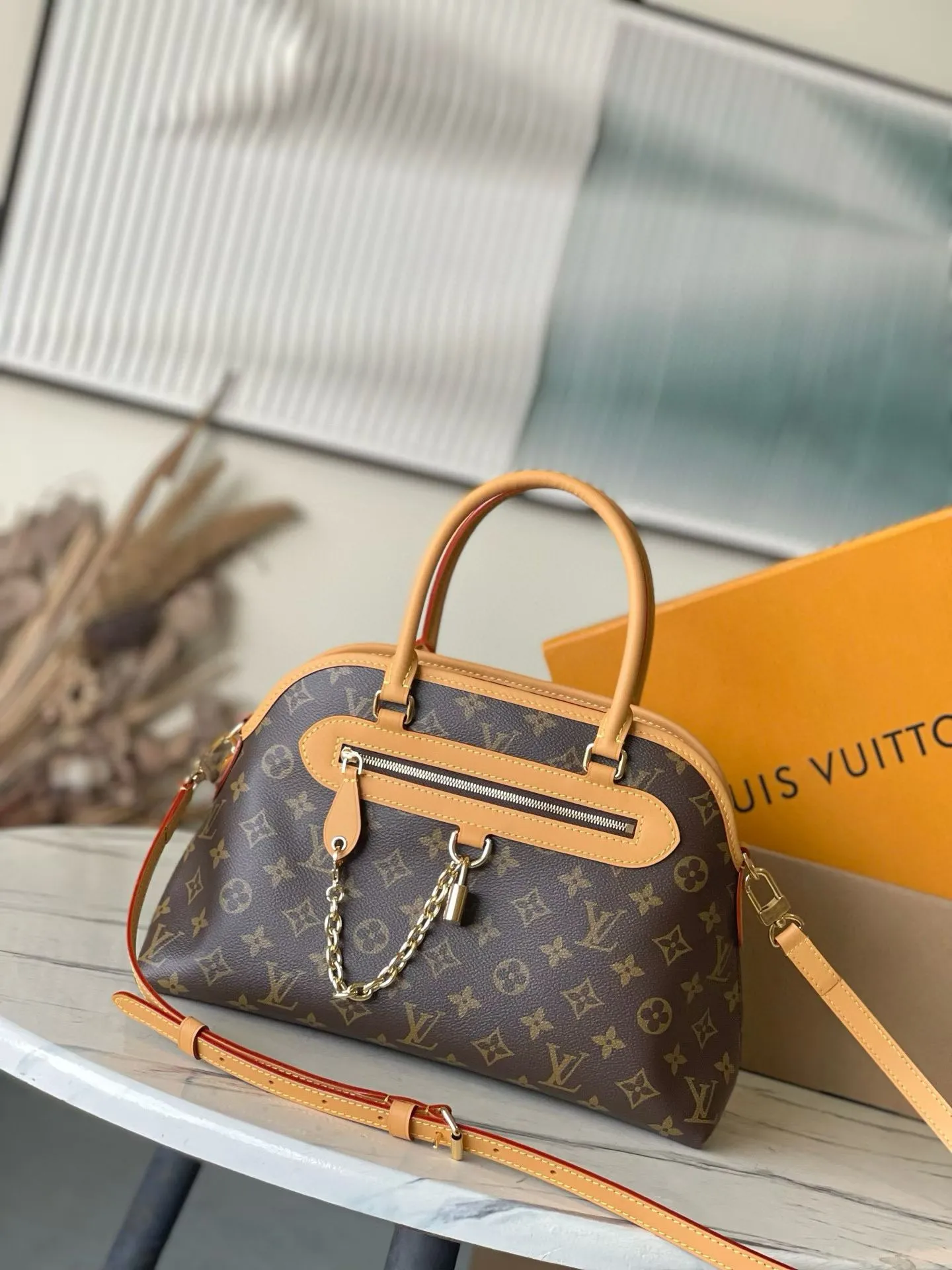 💰940 Top original order M15208 This small Ever More handbag interprets the trendy Paris style with the smooth lines of the Ama handbag. The classic Monogram canvas bag is embellished with dazzling decorative chains and cow leather trim. Both the shoulder strap and the Monogram clutch are detachable. The former provides a variety of carrying options, while the latter can be used as an internal compartment or held separately, achieving a delicate balance between elegance and functionality. Dimensions: 35 × 21 × 14 cm