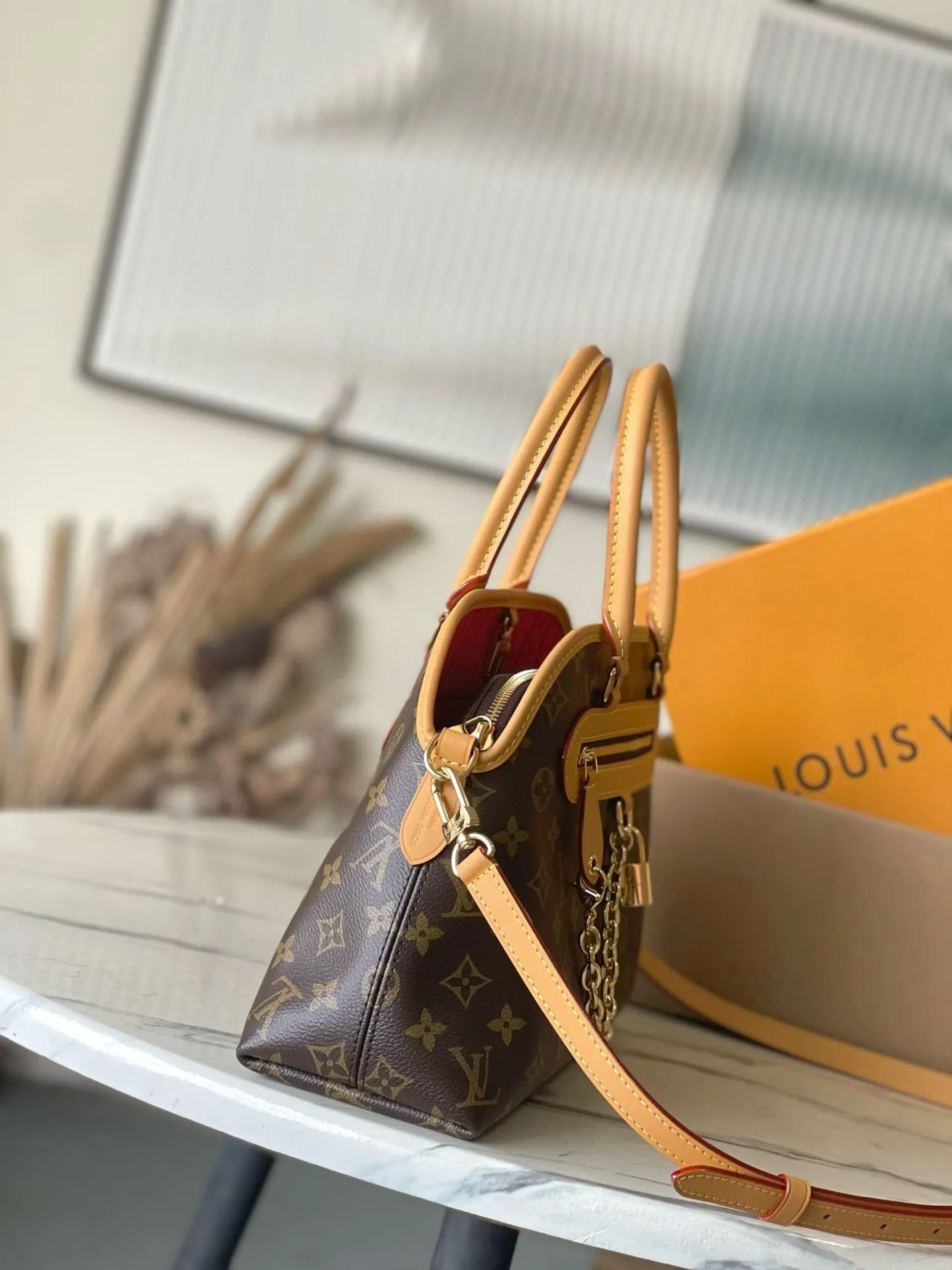 💰940 Top original order M15208 This small Ever More handbag interprets the trendy Paris style with the smooth lines of the Ama handbag. The classic Monogram canvas bag is embellished with dazzling decorative chains and cow leather trim. Both the shoulder strap and the Monogram clutch are detachable. The former provides a variety of carrying options, while the latter can be used as an internal compartment or held separately, achieving a delicate balance between elegance and functionality. Dimensions: 35 × 21 × 14 cm