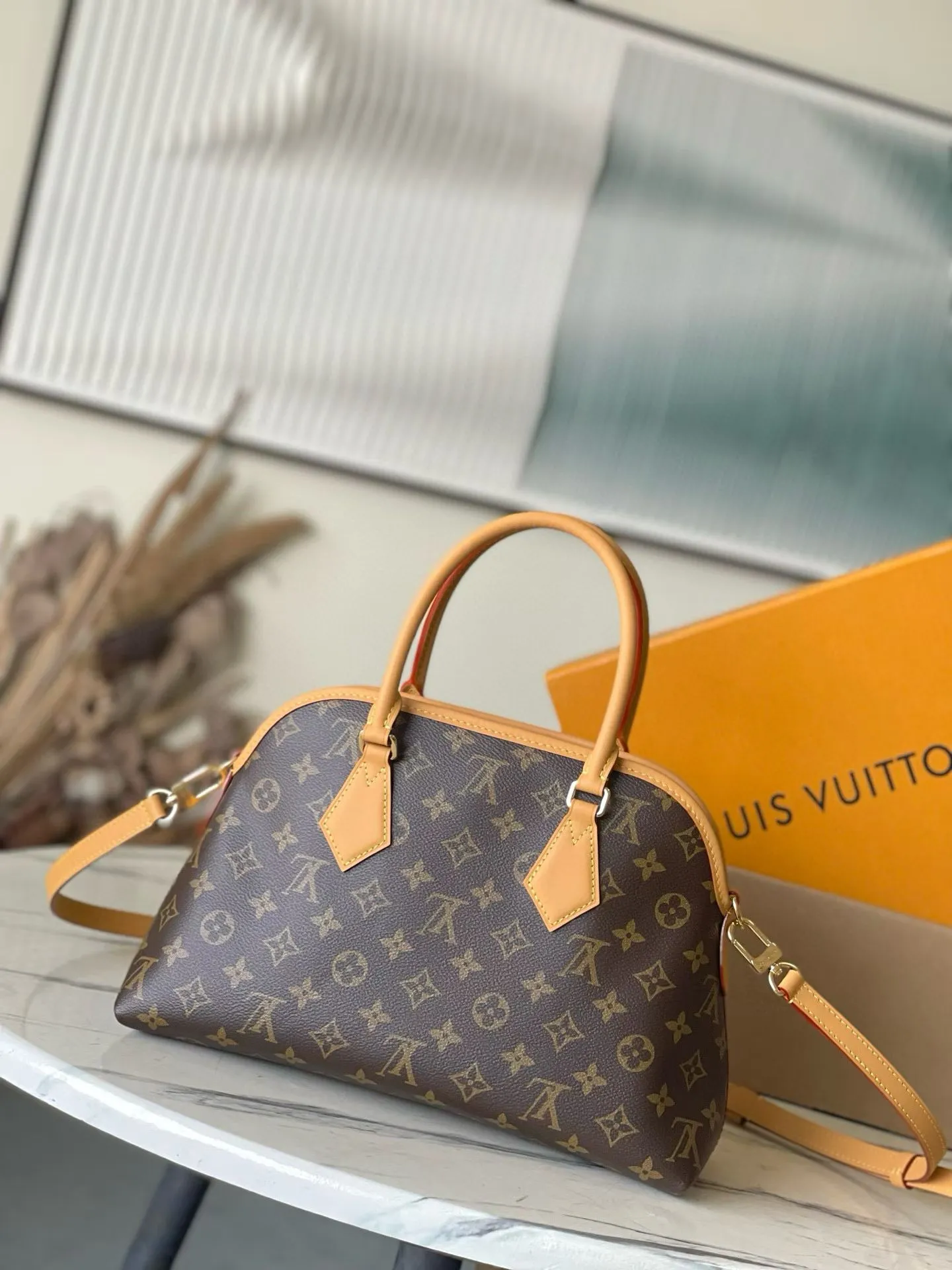 💰940 Top original order M15208 This small Ever More handbag interprets the trendy Paris style with the smooth lines of the Ama handbag. The classic Monogram canvas bag is embellished with dazzling decorative chains and cow leather trim. Both the shoulder strap and the Monogram clutch are detachable. The former provides a variety of carrying options, while the latter can be used as an internal compartment or held separately, achieving a delicate balance between elegance and functionality. Dimensions: 35 × 21 × 14 cm