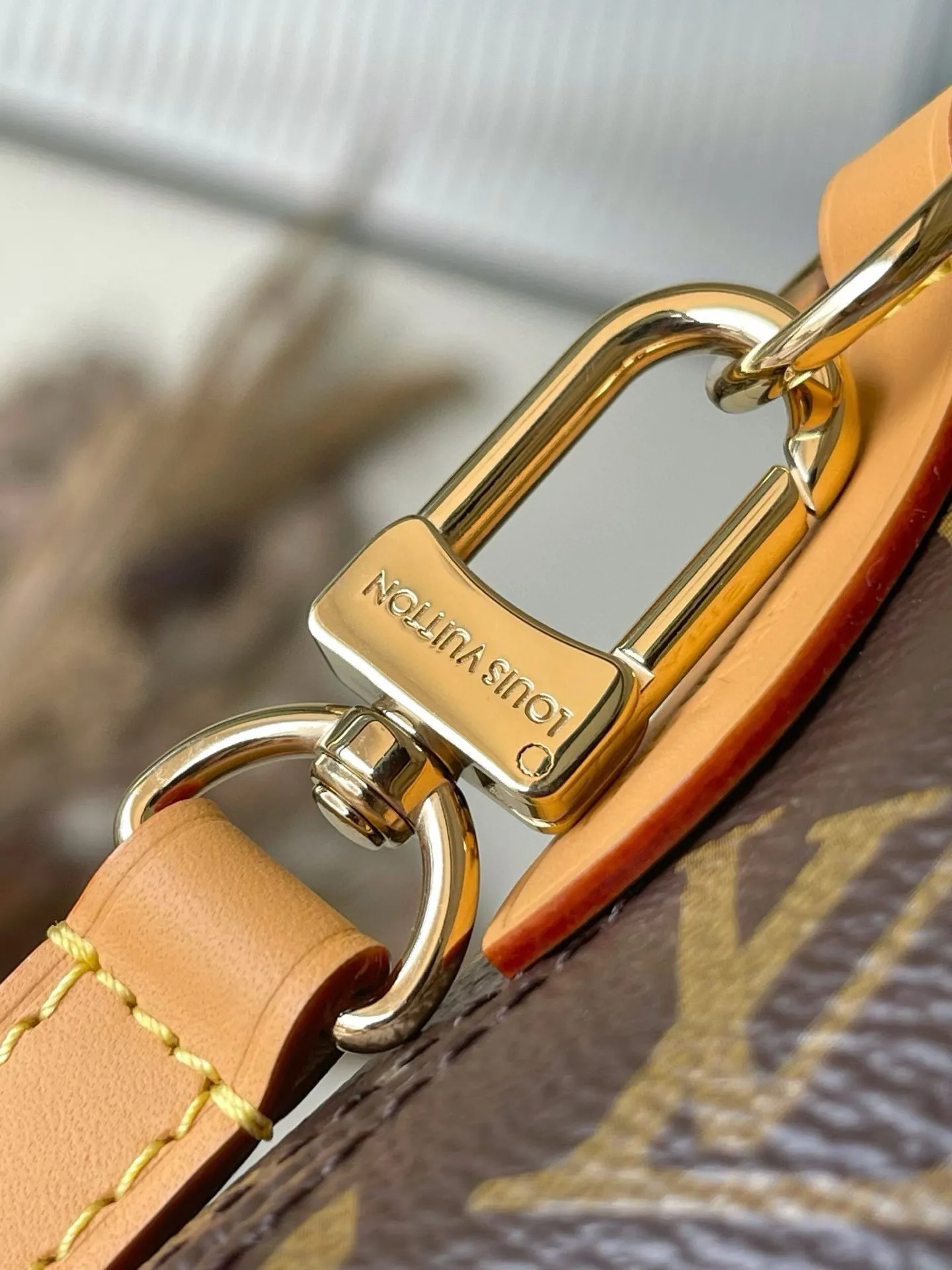 💰940 Top original order M15208 This small Ever More handbag interprets the trendy Paris style with the smooth lines of the Ama handbag. The classic Monogram canvas bag is embellished with dazzling decorative chains and cow leather trim. Both the shoulder strap and the Monogram clutch are detachable. The former provides a variety of carrying options, while the latter can be used as an internal compartment or held separately, achieving a delicate balance between elegance and functionality. Dimensions: 35 × 21 × 14 cm