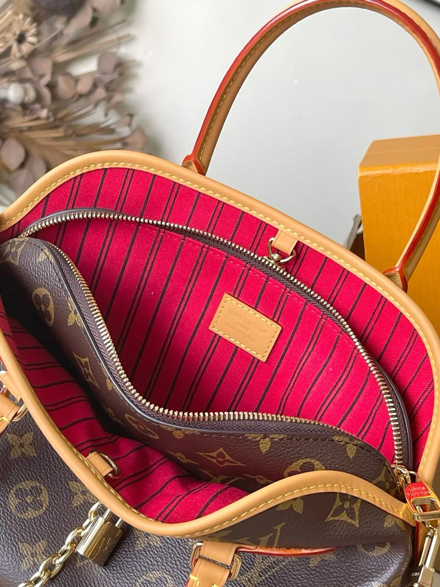 💰940 Top original order M15208 This small Ever More handbag interprets the trendy Paris style with the smooth lines of the Ama handbag. The classic Monogram canvas bag is embellished with dazzling decorative chains and cow leather trim. Both the shoulder strap and the Monogram clutch are detachable. The former provides a variety of carrying options, while the latter can be used as an internal compartment or held separately, achieving a delicate balance between elegance and functionality. Dimensions: 35 × 21 × 14 cm