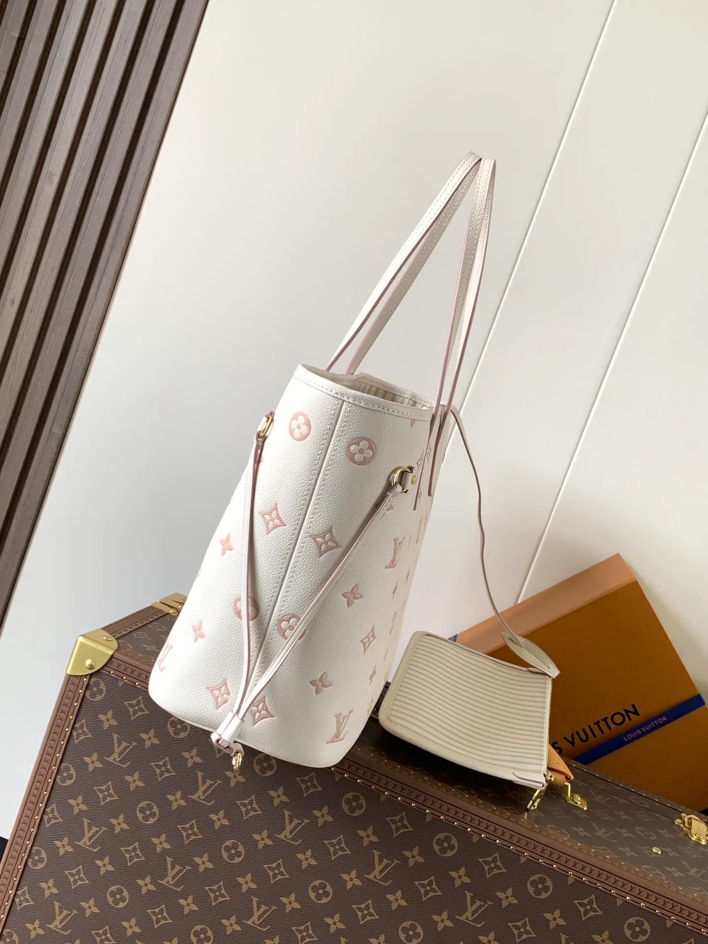 💰1260 (top layer leather) top original order, transcoding chip M14285 new printing M14319 milky apricot color M13758 taro gray M47143 blue M46482 haze blue M46599 jujube red M45685 black M45684 beige white M45686 gray M46516 vanilla M46514 blue gradient M46329 nude powder M45686 apricot print M46135 brown M14210 cherry blossom pink Neverfull medium shopping bag! Redesigned interior pockets feature fresh fabric linings and vintage details inspired by the archives, most notably the detachable zippered clutch, which can be used on its own as a sophisticated clutch or as an additional pocket. 32x29x17cm