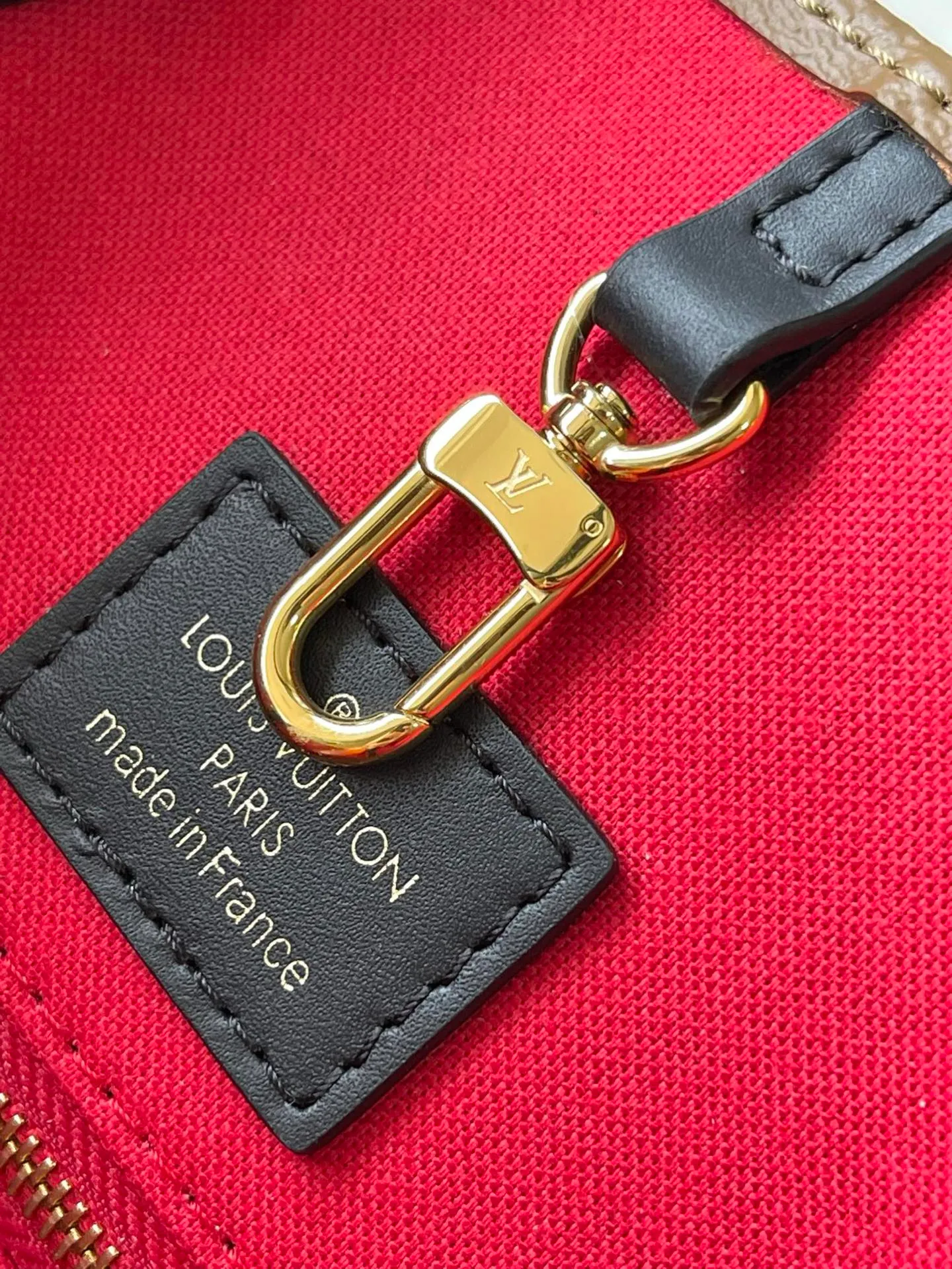 💰800 Top-quality original order (black leather shoulder strap) M45320 black leather. Supports counter inspection. The photo taken of duty-free goods is consistent with the product and has not been unpacked. This product is an exclusive duty-free product in the market and is the highest-end product. Inspection is supported. This product has passed strict inspection and is flawless. Please wear gloves when touching the product. This product is not returnable or exchangeable. Please confirm the product first and then remove the label on the handle. This product is temporarily not open to the public, only regular customers, and is in short supply. Dimensions: 41 x 34 x 19 cm