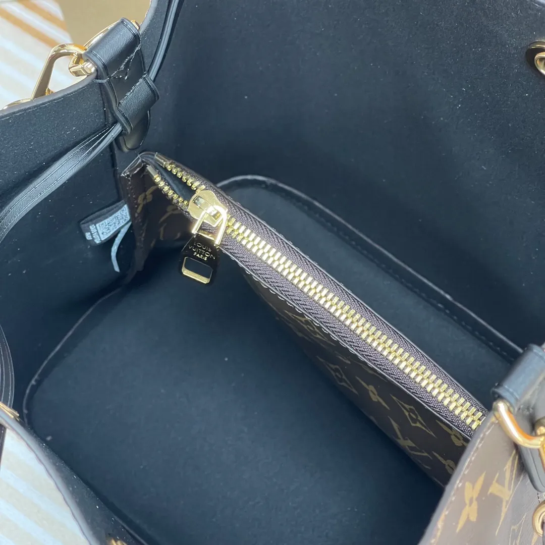 [Upgraded version] P600🐶Upgraded version. High quality. Semi-steel hardware. Comes with a full set of packaging and delivery with wide shoulder straps❣️Real shot. M44020🐶NEONOE handbag Noé, the champagne wine bag born in 1932, returns to the 2017 spring series with a new look. The trendy bucket bag Néonoé is made of soft Monogram canvas fabric and decorated with colorful calfskin. The adjustable shoulder strap allows for a modern cross-body style. Dimensions: 26.0x 26.0x 17.5 cm