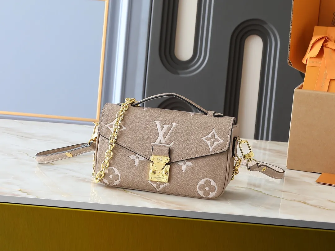 💰240💰Upgraded from the original M47045 M23940 M46595 M22942 M23081 M46596 M46279 This Pochette Métis East West handbag is made of Monogram Empreinte embossed leather, showing the fusion of brand style and modern elements. The traditional S-lock clasp and detachable short chain have a metallic sheen, and the sophisticated construction includes a neat interior and adjustable shoulder straps for easy urban mobility. Dimensions: 21.5 x 13.5 x 6.0 cm (length x height x width)