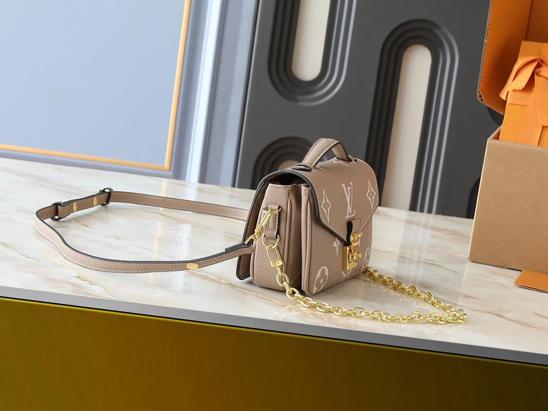 💰240💰Upgraded from the original M47045 M23940 M46595 M22942 M23081 M46596 M46279 This Pochette Métis East West handbag is made of Monogram Empreinte embossed leather, showing the fusion of brand style and modern elements. The traditional S-lock clasp and detachable short chain have a metallic sheen, and the sophisticated construction includes a neat interior and adjustable shoulder straps for easy urban mobility. Dimensions: 21.5 x 13.5 x 6.0 cm (length x height x width)