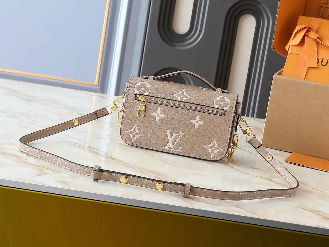 💰240💰Upgraded from the original M47045 M23940 M46595 M22942 M23081 M46596 M46279 This Pochette Métis East West handbag is made of Monogram Empreinte embossed leather, showing the fusion of brand style and modern elements. The traditional S-lock clasp and detachable short chain have a metallic sheen, and the sophisticated construction includes a neat interior and adjustable shoulder straps for easy urban mobility. Dimensions: 21.5 x 13.5 x 6.0 cm (length x height x width)