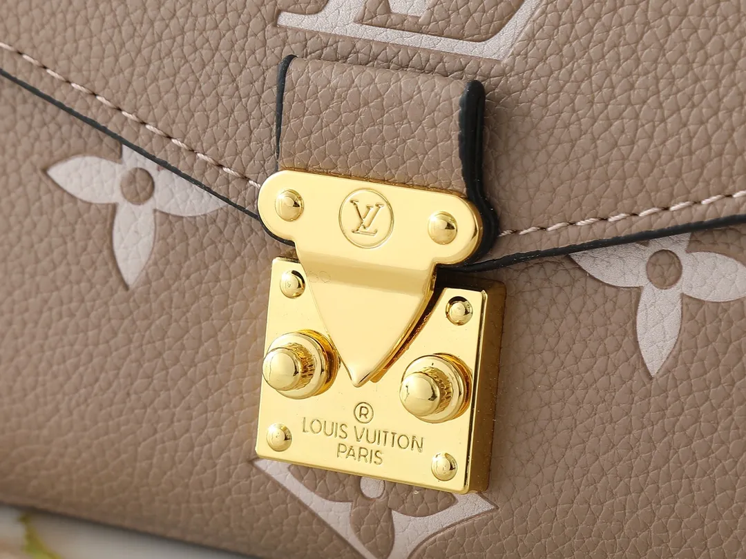 💰240💰Upgraded from the original M47045 M23940 M46595 M22942 M23081 M46596 M46279 This Pochette Métis East West handbag is made of Monogram Empreinte embossed leather, showing the fusion of brand style and modern elements. The traditional S-lock clasp and detachable short chain have a metallic sheen, and the sophisticated construction includes a neat interior and adjustable shoulder straps for easy urban mobility. Dimensions: 21.5 x 13.5 x 6.0 cm (length x height x width)