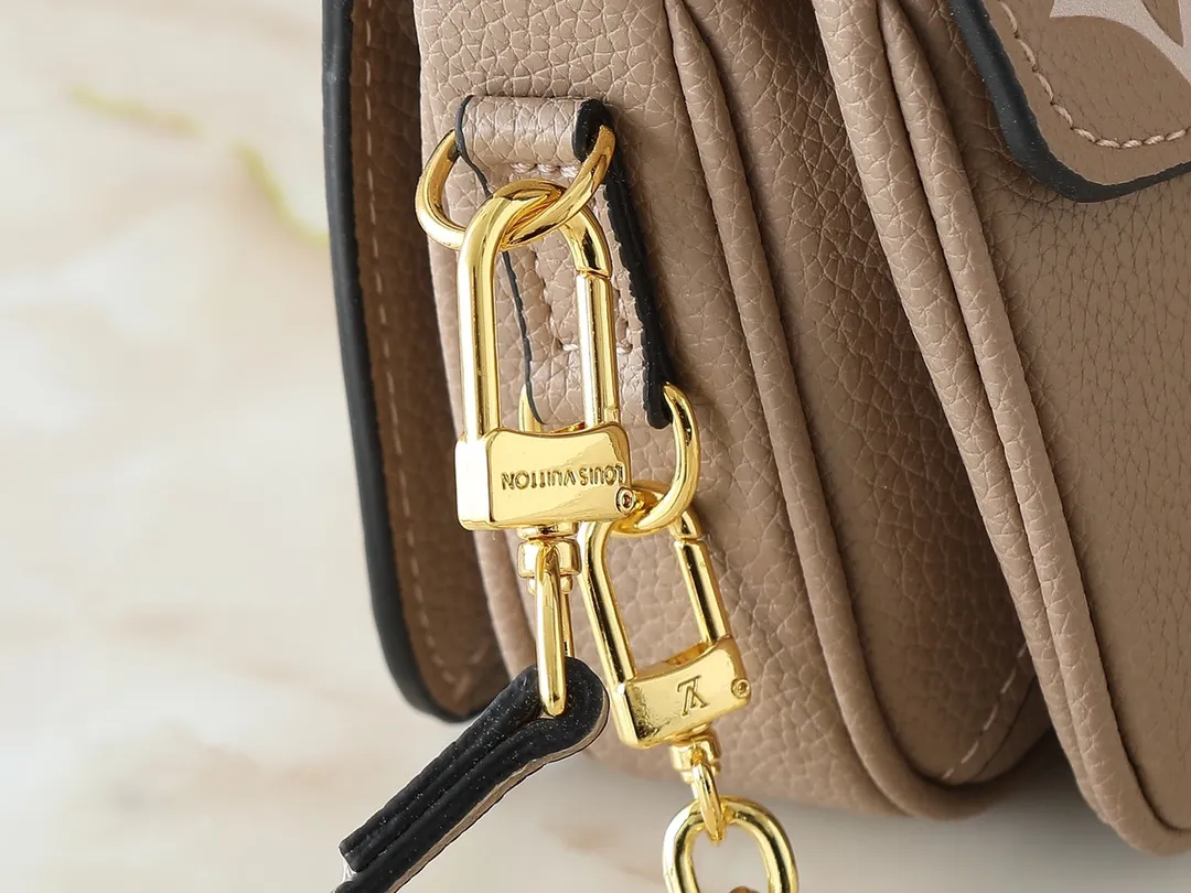 💰240💰Upgraded from the original M47045 M23940 M46595 M22942 M23081 M46596 M46279 This Pochette Métis East West handbag is made of Monogram Empreinte embossed leather, showing the fusion of brand style and modern elements. The traditional S-lock clasp and detachable short chain have a metallic sheen, and the sophisticated construction includes a neat interior and adjustable shoulder straps for easy urban mobility. Dimensions: 21.5 x 13.5 x 6.0 cm (length x height x width)