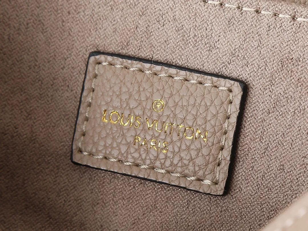 💰240💰Upgraded from the original M47045 M23940 M46595 M22942 M23081 M46596 M46279 This Pochette Métis East West handbag is made of Monogram Empreinte embossed leather, showing the fusion of brand style and modern elements. The traditional S-lock clasp and detachable short chain have a metallic sheen, and the sophisticated construction includes a neat interior and adjustable shoulder straps for easy urban mobility. Dimensions: 21.5 x 13.5 x 6.0 cm (length x height x width)