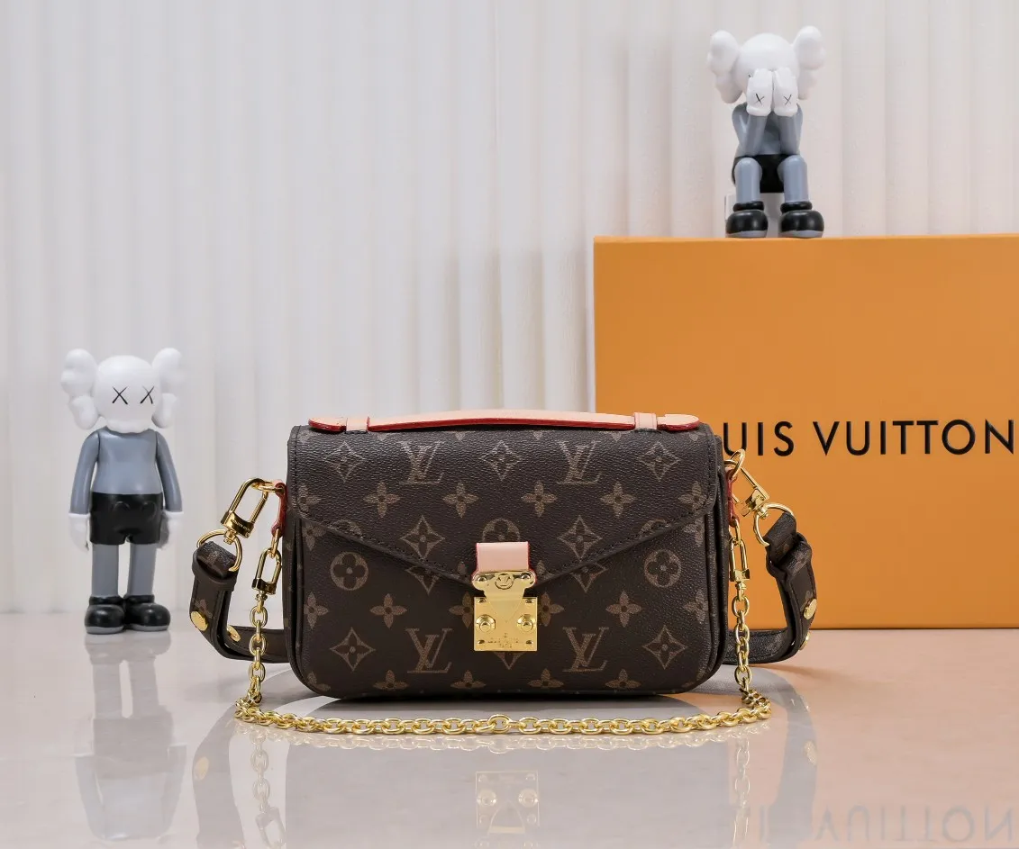 ¥280💰 Exclusive real shot-upgraded version ‼ ️M46279 presbyopia, yellow flower] LV messenger bag comes in small size. The East West Métis handbag adopts a fashionable shoulder bag shape and is full of trend. The compact bag is made from the brand's Monogram canvas, equipped with a chic S-lock closure and stylish top handles, and has a shiny polished surface. Versatile and spacious. The removable long shoulder strap makes it easy to carry on the shoulder or cross-body. It is a good companion for daily travel. Size 21.5x6x13.5cm
