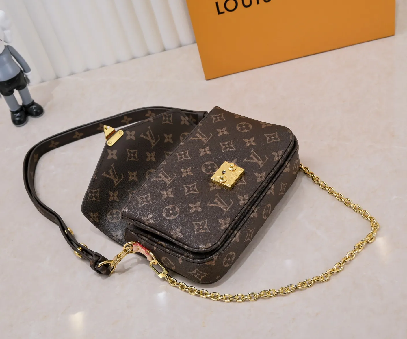 ¥280💰 Exclusive real shot-upgraded version ‼ ️M46279 presbyopia, yellow flower] LV messenger bag comes in small size. The East West Métis handbag adopts a fashionable shoulder bag shape and is full of trend. The compact bag is made from the brand's Monogram canvas, equipped with a chic S-lock closure and stylish top handles, and has a shiny polished surface. Versatile and spacious. The removable long shoulder strap makes it easy to carry on the shoulder or cross-body. It is a good companion for daily travel. Size 21.5x6x13.5cm