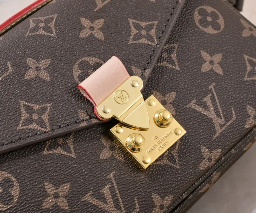 ¥280💰 Exclusive real shot-upgraded version ‼ ️M46279 presbyopia, yellow flower] LV messenger bag comes in small size. The East West Métis handbag adopts a fashionable shoulder bag shape and is full of trend. The compact bag is made from the brand's Monogram canvas, equipped with a chic S-lock closure and stylish top handles, and has a shiny polished surface. Versatile and spacious. The removable long shoulder strap makes it easy to carry on the shoulder or cross-body. It is a good companion for daily travel. Size 21.5x6x13.5cm