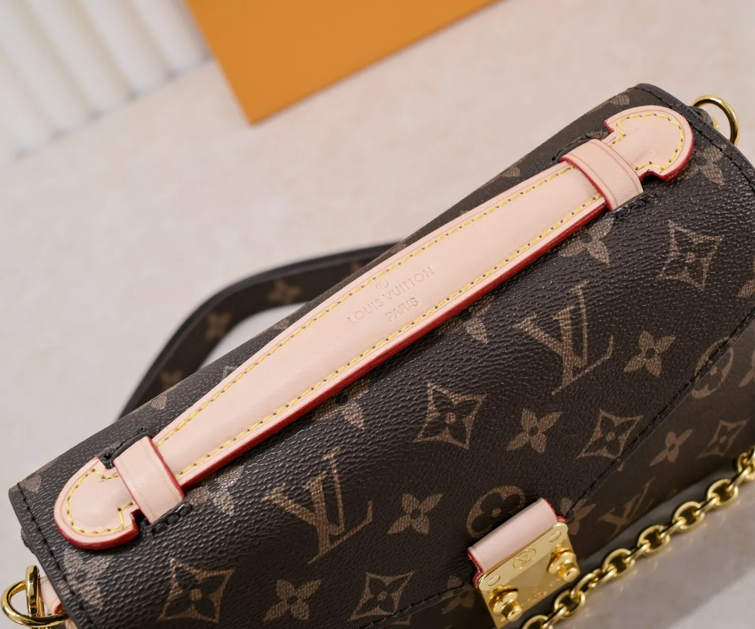 ¥280💰 Exclusive real shot-upgraded version ‼ ️M46279 presbyopia, yellow flower] LV messenger bag comes in small size. The East West Métis handbag adopts a fashionable shoulder bag shape and is full of trend. The compact bag is made from the brand's Monogram canvas, equipped with a chic S-lock closure and stylish top handles, and has a shiny polished surface. Versatile and spacious. The removable long shoulder strap makes it easy to carry on the shoulder or cross-body. It is a good companion for daily travel. Size 21.5x6x13.5cm