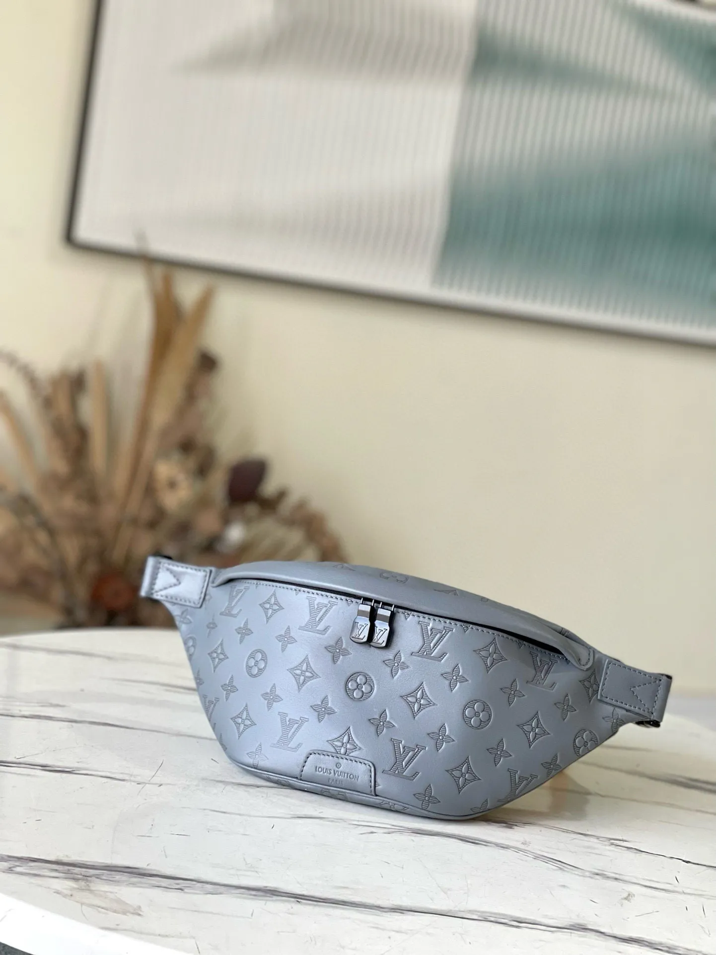 💰840 (Top-grain leather) Top quality original M46108 This Discovery waist bag combines casual fashion with modern functionality. The shape is ergonomic and equipped with an adjustable strap, which can be worn around the waist, carried on the shoulder or hung casually on the chest. Zippered pockets on the front and back provide easy access to your phone, cards and keys. Dimensions: 44 x 15 x 9