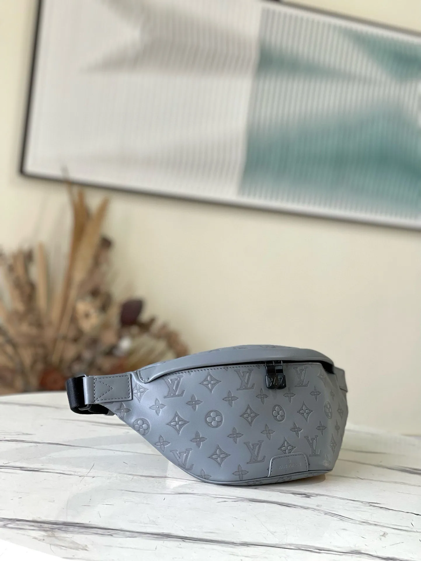 💰840 (Top-grain leather) Top quality original M46108 This Discovery waist bag combines casual fashion with modern functionality. The shape is ergonomic and equipped with an adjustable strap, which can be worn around the waist, carried on the shoulder or hung casually on the chest. Zippered pockets on the front and back provide easy access to your phone, cards and keys. Dimensions: 44 x 15 x 9