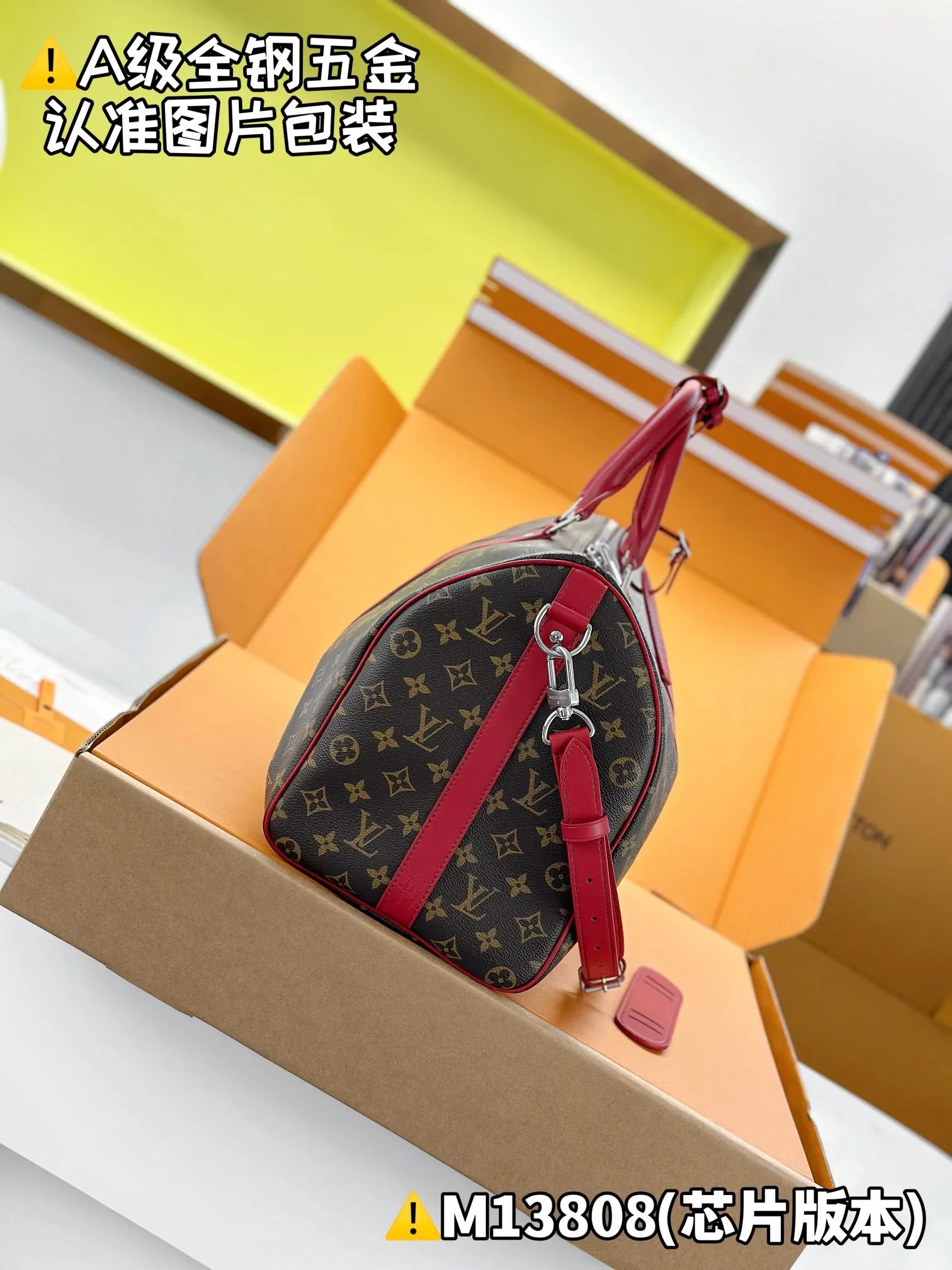 Internal price is P1960. M13808 [Original leather, all steel, chip version with full set of counter packaging] KEEPALL BANDOULIÈRE 45 travel bag This Keepall Bandoulière 45 travel bag is made of Monogram Macassar canvas with bright top handles, detachable shoulder straps and leather nameplates, and is inspired by the brand's original hard box with a striped fabric lining. 27 x 20 x 45 cm (height x width x length)