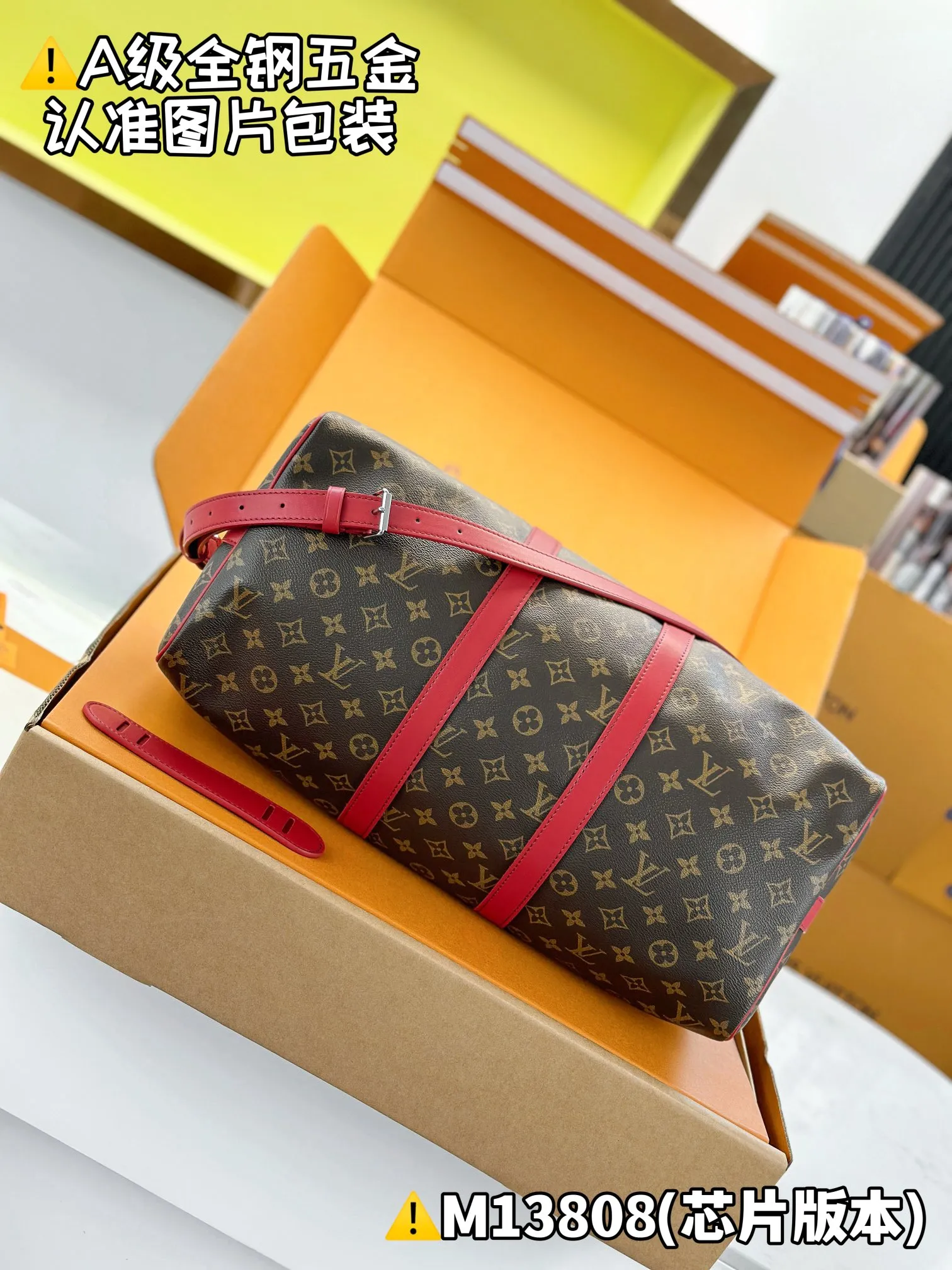 Internal price is P1960. M13808 [Original leather, all steel, chip version with full set of counter packaging] KEEPALL BANDOULIÈRE 45 travel bag This Keepall Bandoulière 45 travel bag is made of Monogram Macassar canvas with bright top handles, detachable shoulder straps and leather nameplates, and is inspired by the brand's original hard box with a striped fabric lining. 27 x 20 x 45 cm (height x width x length)