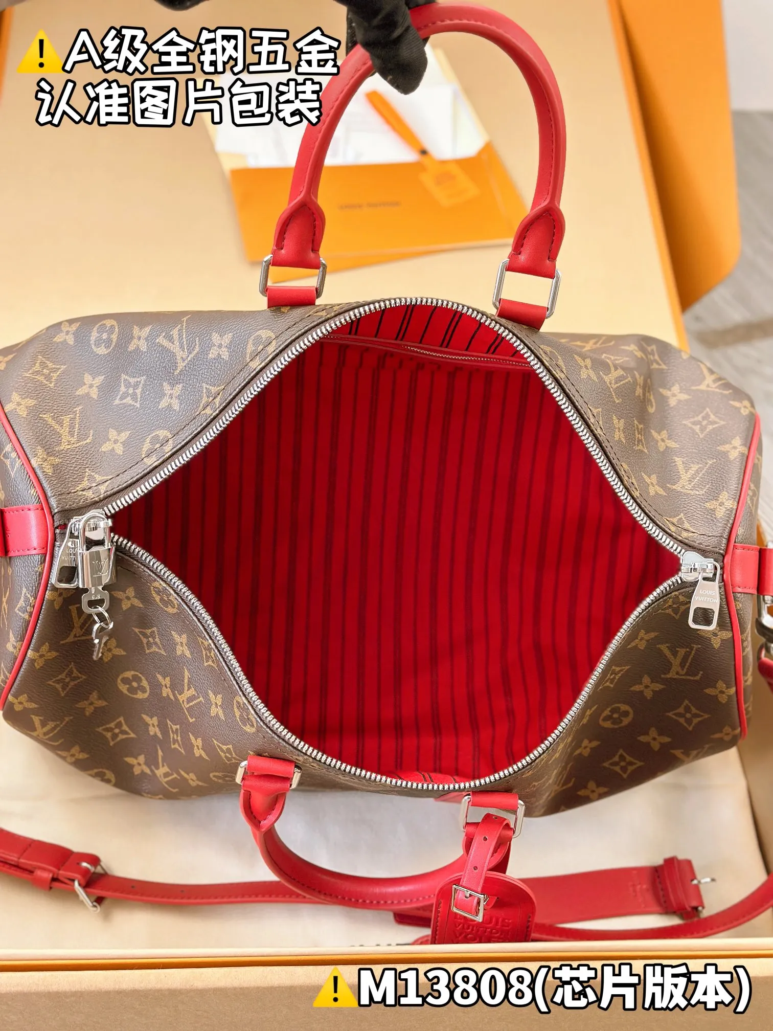 Internal price is P1960. M13808 [Original leather, all steel, chip version with full set of counter packaging] KEEPALL BANDOULIÈRE 45 travel bag This Keepall Bandoulière 45 travel bag is made of Monogram Macassar canvas with bright top handles, detachable shoulder straps and leather nameplates, and is inspired by the brand's original hard box with a striped fabric lining. 27 x 20 x 45 cm (height x width x length)