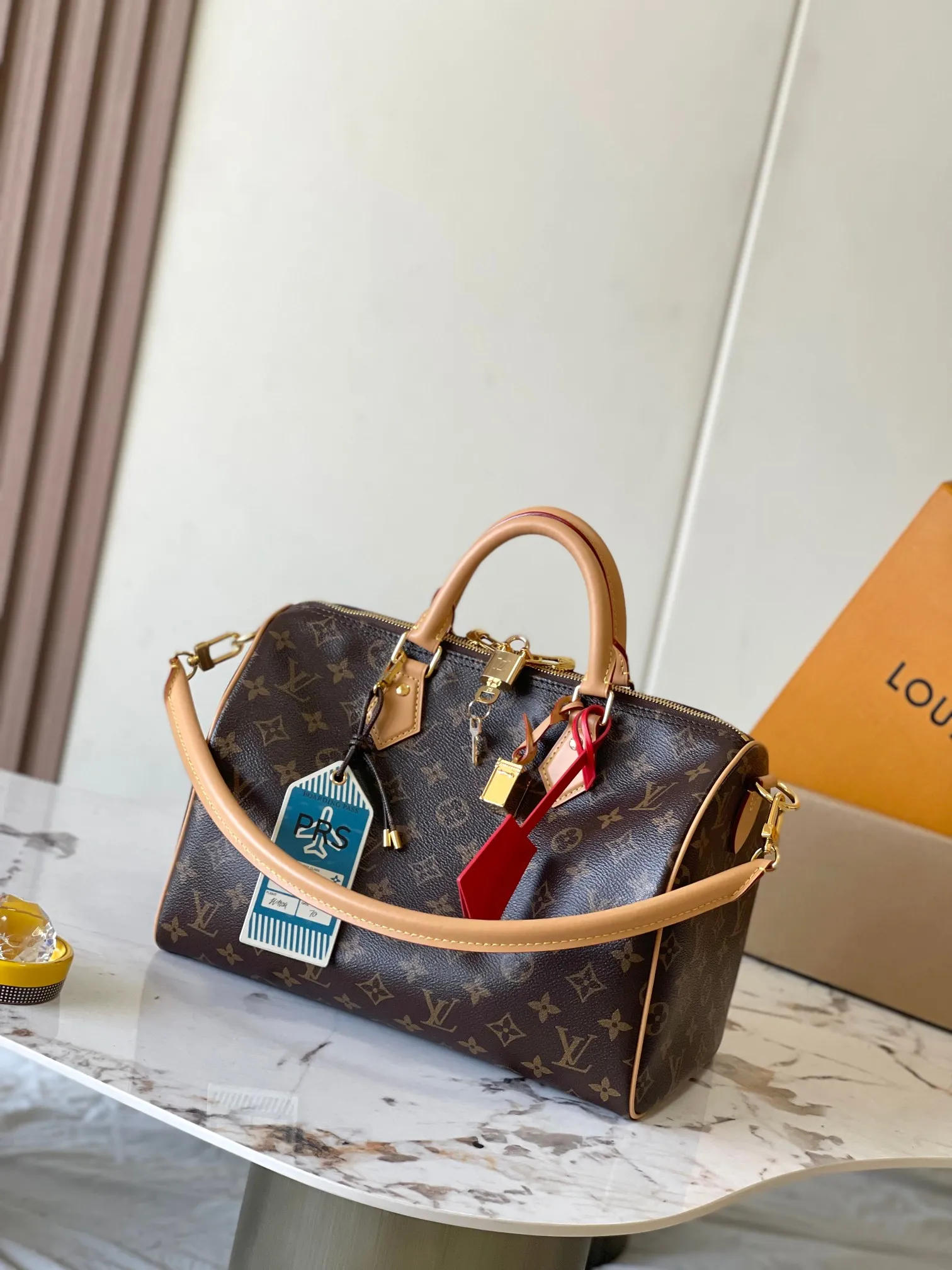 💰2500 [Special grade MB chip version original leather] Speedy Soft 30 Dark handbag becomes a good travel companion with its eye-catching style. Model: M11945 presbyopia dynamic chip version Material: A-grade all-steel hardware, imported original fabric Packaging: full set of original factory duty-free MB packaging Size: 30*21*17CM