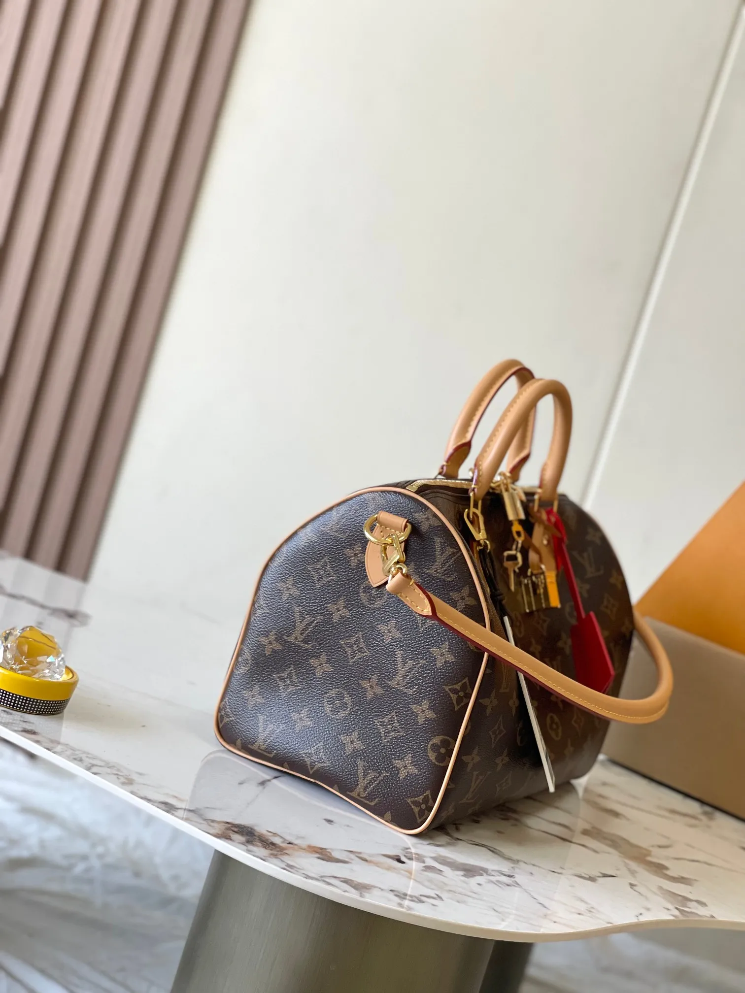 💰2500 [Special grade MB chip version original leather] Speedy Soft 30 Dark handbag becomes a good travel companion with its eye-catching style. Model: M11945 presbyopia dynamic chip version Material: A-grade all-steel hardware, imported original fabric Packaging: full set of original factory duty-free MB packaging Size: 30*21*17CM