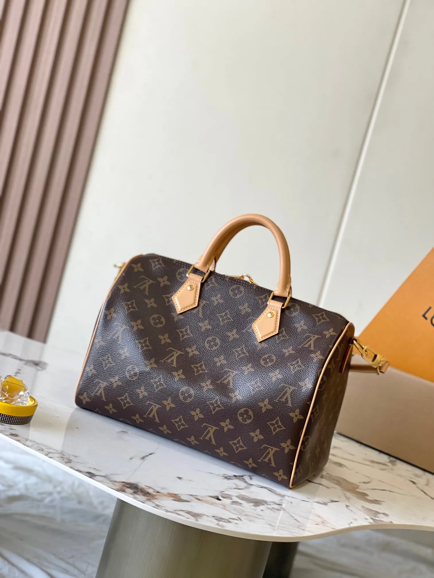 💰2500 [Special grade MB chip version original leather] Speedy Soft 30 Dark handbag becomes a good travel companion with its eye-catching style. Model: M11945 presbyopia dynamic chip version Material: A-grade all-steel hardware, imported original fabric Packaging: full set of original factory duty-free MB packaging Size: 30*21*17CM