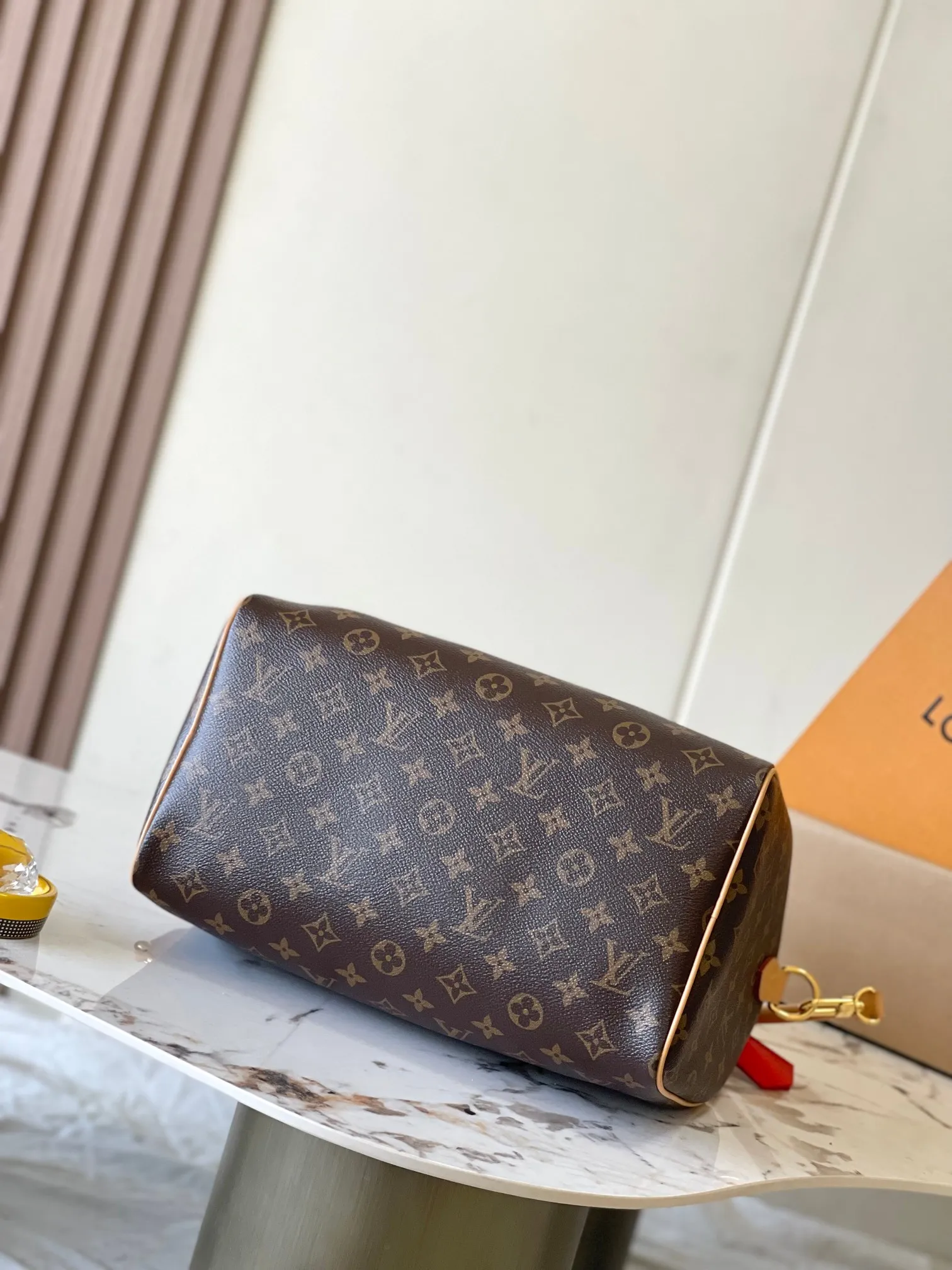 💰2500 [Special grade MB chip version original leather] Speedy Soft 30 Dark handbag becomes a good travel companion with its eye-catching style. Model: M11945 presbyopia dynamic chip version Material: A-grade all-steel hardware, imported original fabric Packaging: full set of original factory duty-free MB packaging Size: 30*21*17CM
