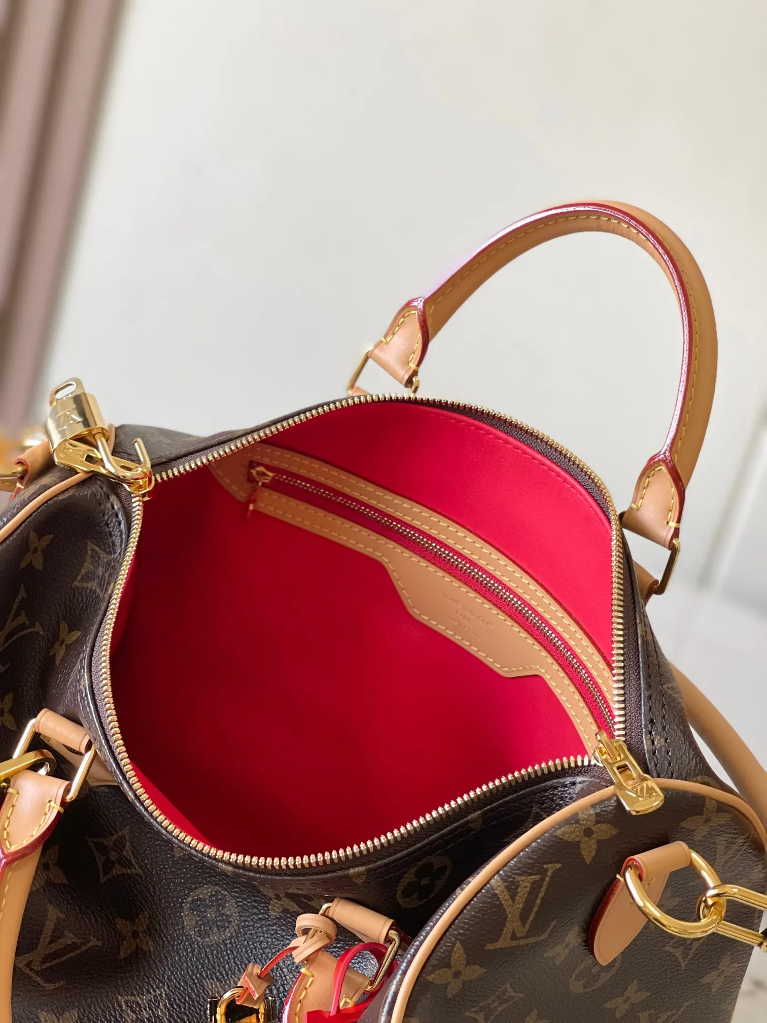 💰2500 [Special grade MB chip version original leather] Speedy Soft 30 Dark handbag becomes a good travel companion with its eye-catching style. Model: M11945 presbyopia dynamic chip version Material: A-grade all-steel hardware, imported original fabric Packaging: full set of original factory duty-free MB packaging Size: 30*21*17CM