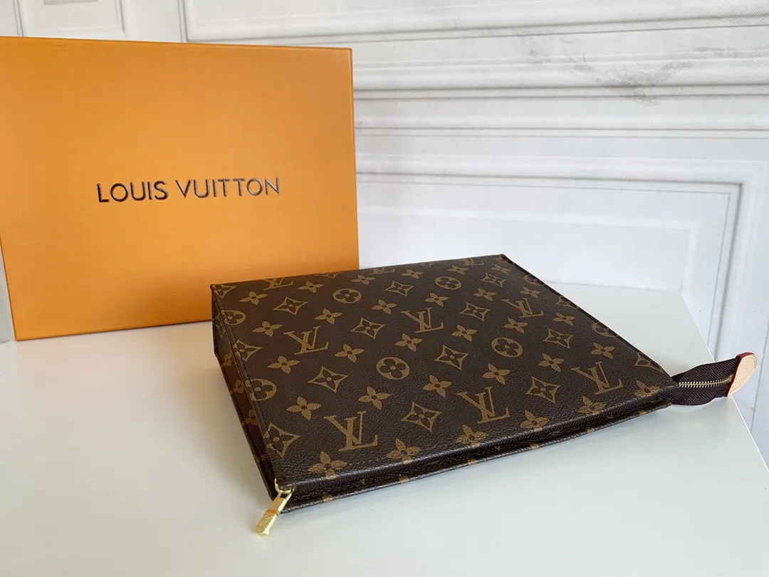 💰120 💎Louis Vuitton No. 26 toilet bag💁 Official item number: N47542 Size: 26x 20x 5cm. 😊 The large Monogram clutch bag has a spacious interior and crotch-style design on both sides for easy access to items and can be easily put into the handbag. 💋 Original imported leather, original OEM code, real gold plating 24K hardware, imported YKK silver zipper counter synchronization, perfect details, you can enter and exit the counter at will. genuine quality,