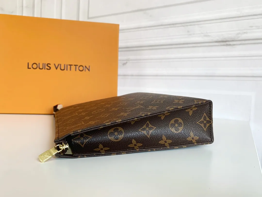 💰120 💎Louis Vuitton No. 26 toilet bag💁 Official item number: N47542 Size: 26x 20x 5cm. 😊 The large Monogram clutch bag has a spacious interior and crotch-style design on both sides for easy access to items and can be easily put into the handbag. 💋 Original imported leather, original OEM code, real gold plating 24K hardware, imported YKK silver zipper counter synchronization, perfect details, you can enter and exit the counter at will. genuine quality,