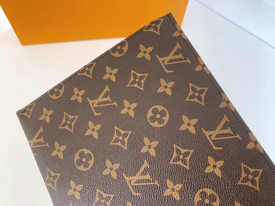 💰120 💎Louis Vuitton No. 26 toilet bag💁 Official item number: N47542 Size: 26x 20x 5cm. 😊 The large Monogram clutch bag has a spacious interior and crotch-style design on both sides for easy access to items and can be easily put into the handbag. 💋 Original imported leather, original OEM code, real gold plating 24K hardware, imported YKK silver zipper counter synchronization, perfect details, you can enter and exit the counter at will. genuine quality,