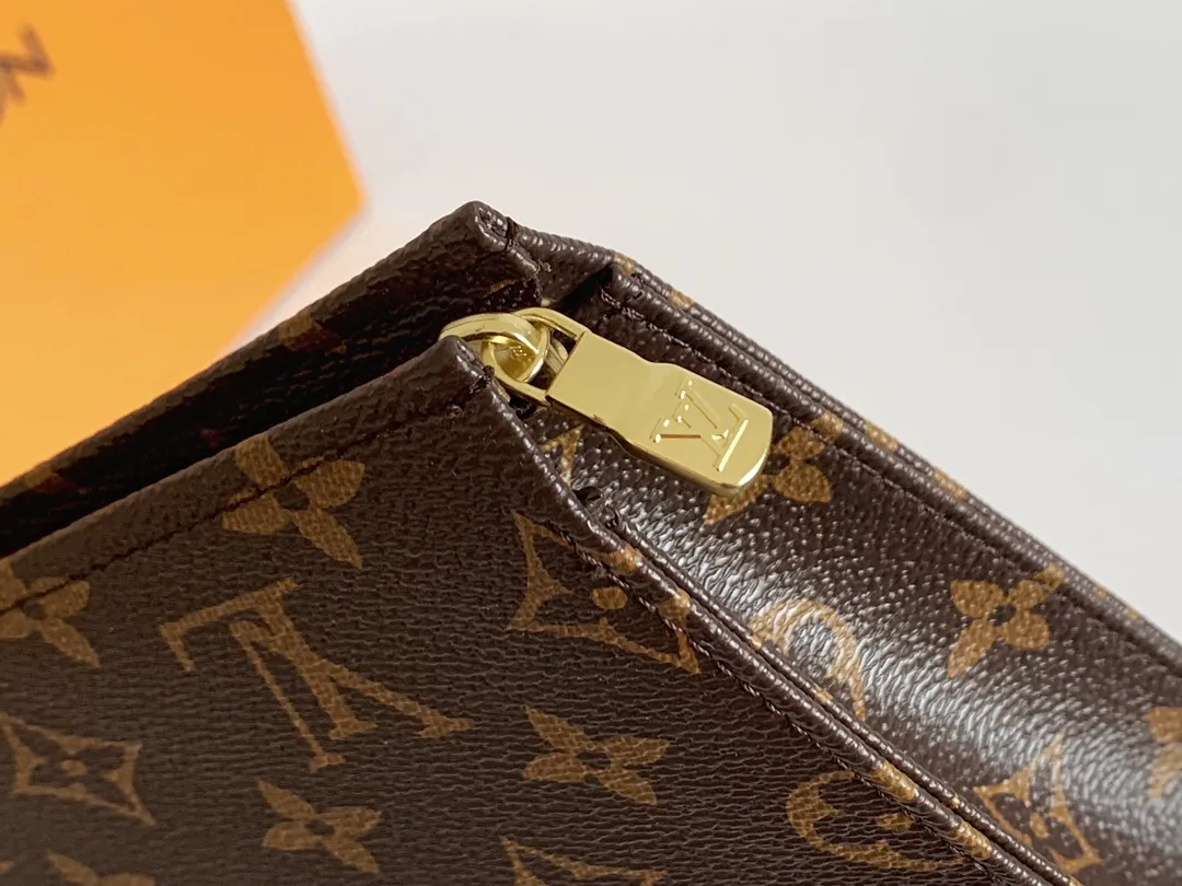 💰120 💎Louis Vuitton No. 26 toilet bag💁 Official item number: N47542 Size: 26x 20x 5cm. 😊 The large Monogram clutch bag has a spacious interior and crotch-style design on both sides for easy access to items and can be easily put into the handbag. 💋 Original imported leather, original OEM code, real gold plating 24K hardware, imported YKK silver zipper counter synchronization, perfect details, you can enter and exit the counter at will. genuine quality,