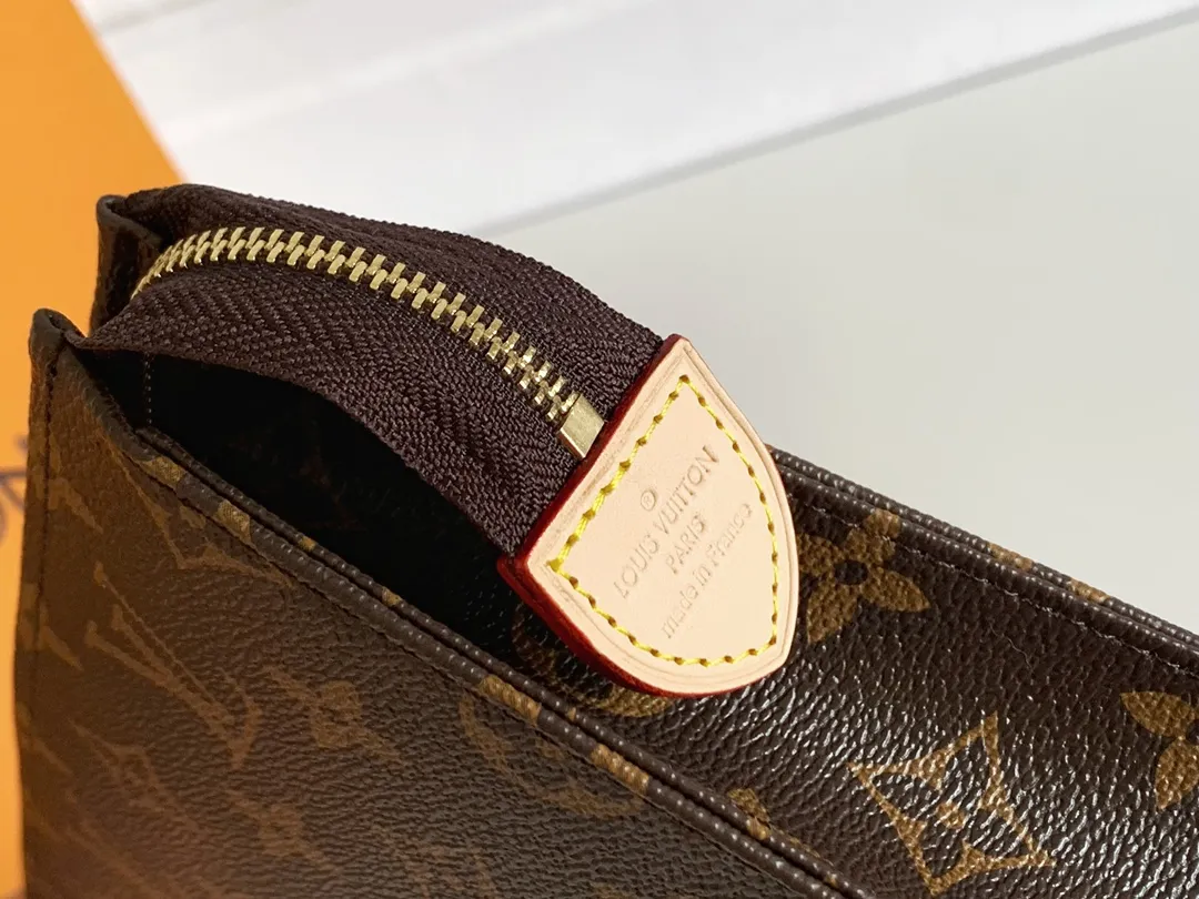💰120 💎Louis Vuitton No. 26 toilet bag💁 Official item number: N47542 Size: 26x 20x 5cm. 😊 The large Monogram clutch bag has a spacious interior and crotch-style design on both sides for easy access to items and can be easily put into the handbag. 💋 Original imported leather, original OEM code, real gold plating 24K hardware, imported YKK silver zipper counter synchronization, perfect details, you can enter and exit the counter at will. genuine quality,