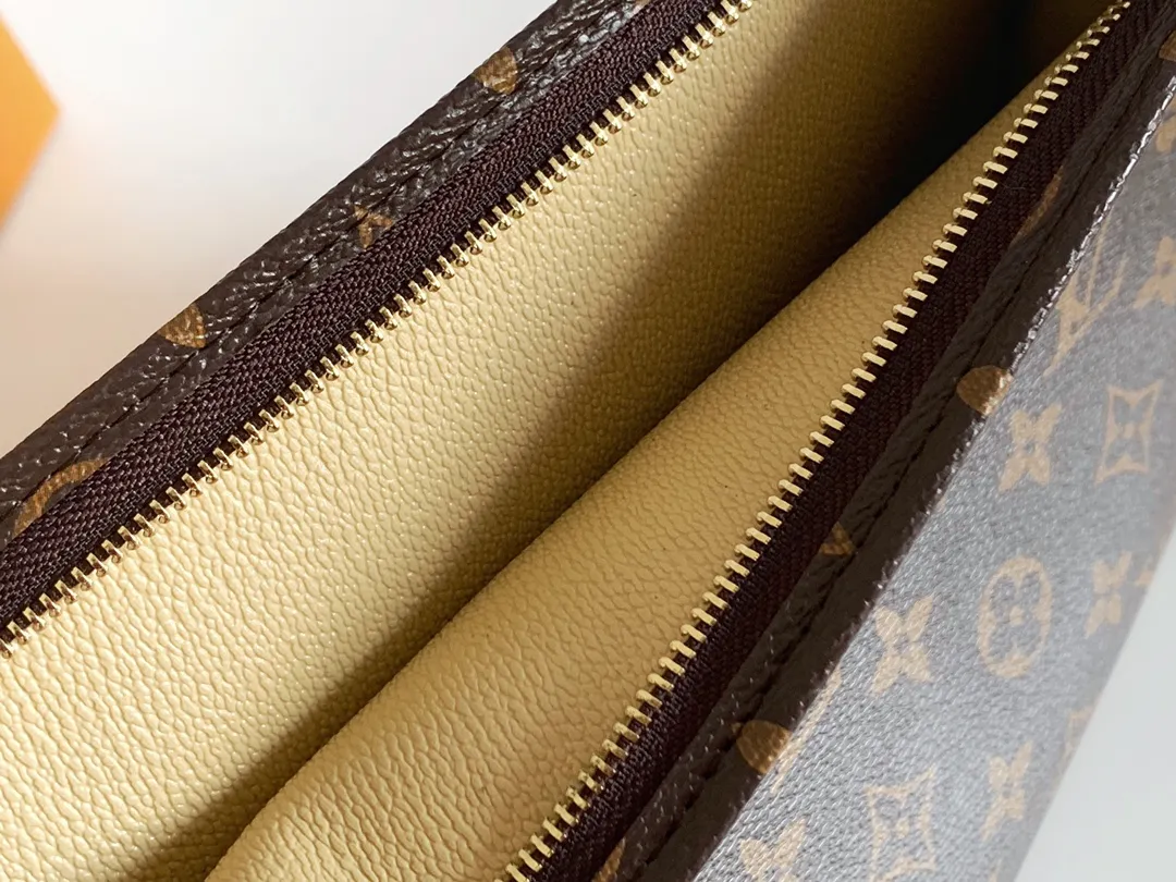 💰120 💎Louis Vuitton No. 26 toilet bag💁 Official item number: N47542 Size: 26x 20x 5cm. 😊 The large Monogram clutch bag has a spacious interior and crotch-style design on both sides for easy access to items and can be easily put into the handbag. 💋 Original imported leather, original OEM code, real gold plating 24K hardware, imported YKK silver zipper counter synchronization, perfect details, you can enter and exit the counter at will. genuine quality,