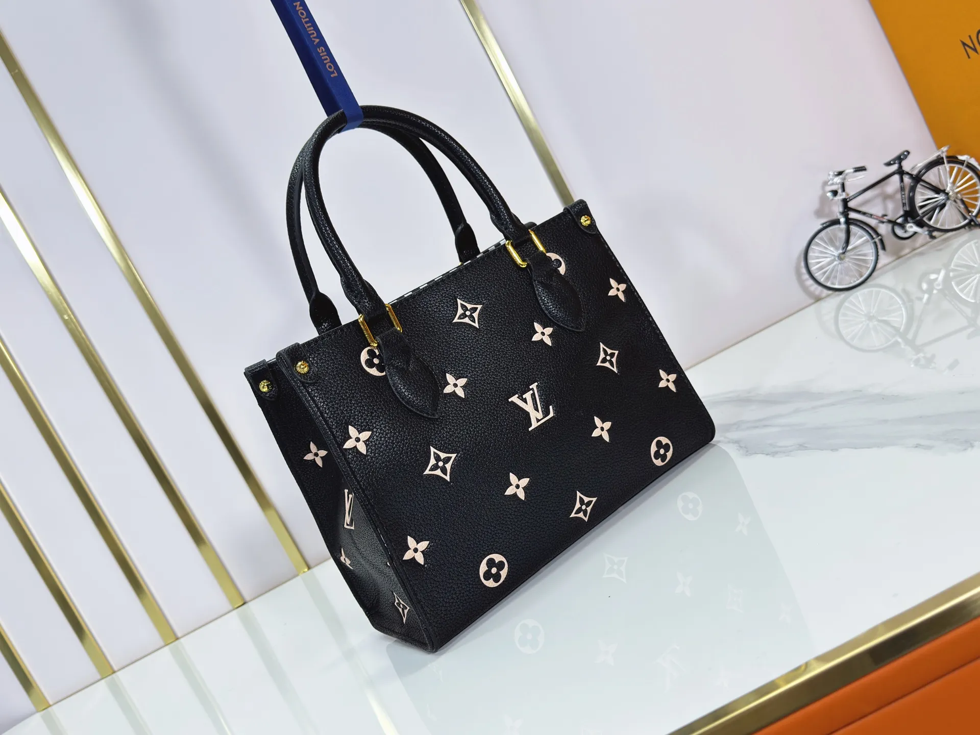 P240 upgraded original M14403 M45659 [OnTheGo small handbag] renews the brand's classic Monogram Empreinte leather, using the same tone to outline the pattern. The detachable metal chain decoration highlights the details, the striped fabric lining gives off an elegant atmosphere, and the detachable shoulder strap allows for shoulder or cross-body wear ~ size 25 x 19 x 11.5cm