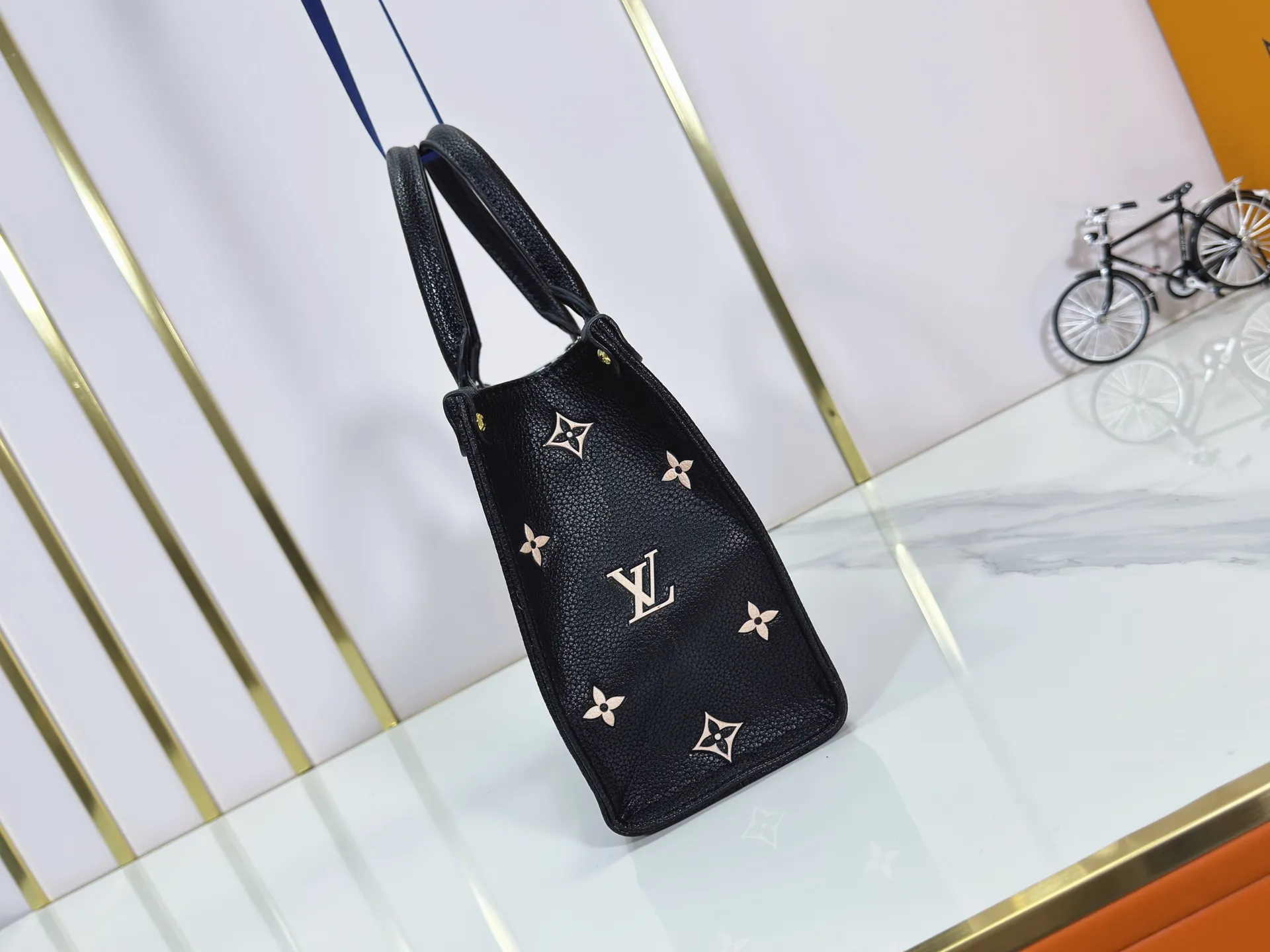 P240 upgraded original M14403 M45659 [OnTheGo small handbag] renews the brand's classic Monogram Empreinte leather, using the same tone to outline the pattern. The detachable metal chain decoration highlights the details, the striped fabric lining gives off an elegant atmosphere, and the detachable shoulder strap allows for shoulder or cross-body wear ~ size 25 x 19 x 11.5cm