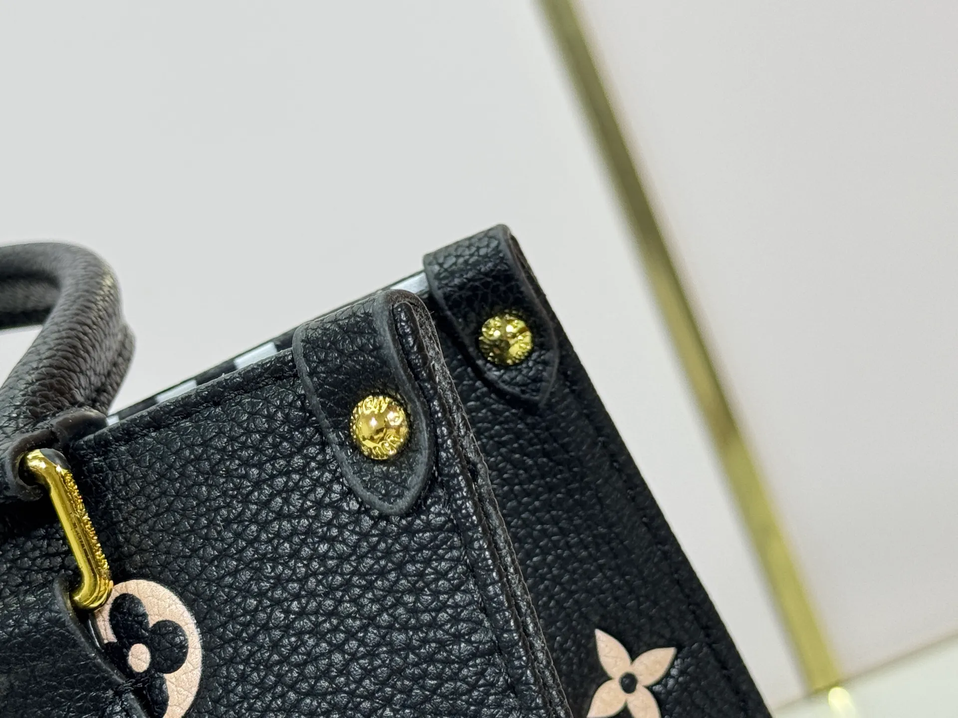 P240 upgraded original M14403 M45659 [OnTheGo small handbag] renews the brand's classic Monogram Empreinte leather, using the same tone to outline the pattern. The detachable metal chain decoration highlights the details, the striped fabric lining gives off an elegant atmosphere, and the detachable shoulder strap allows for shoulder or cross-body wear ~ size 25 x 19 x 11.5cm