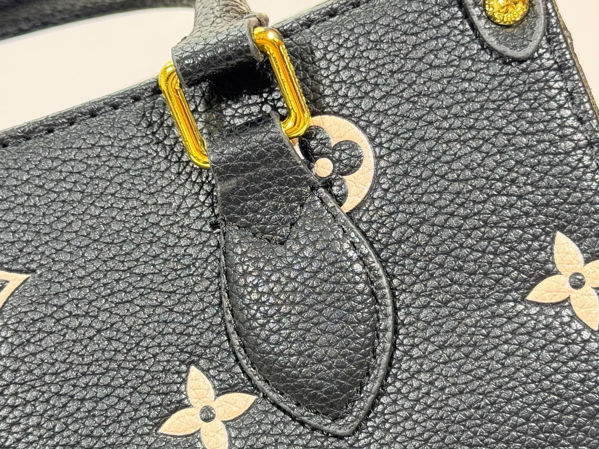 P240 upgraded original M14403 M45659 [OnTheGo small handbag] renews the brand's classic Monogram Empreinte leather, using the same tone to outline the pattern. The detachable metal chain decoration highlights the details, the striped fabric lining gives off an elegant atmosphere, and the detachable shoulder strap allows for shoulder or cross-body wear ~ size 25 x 19 x 11.5cm