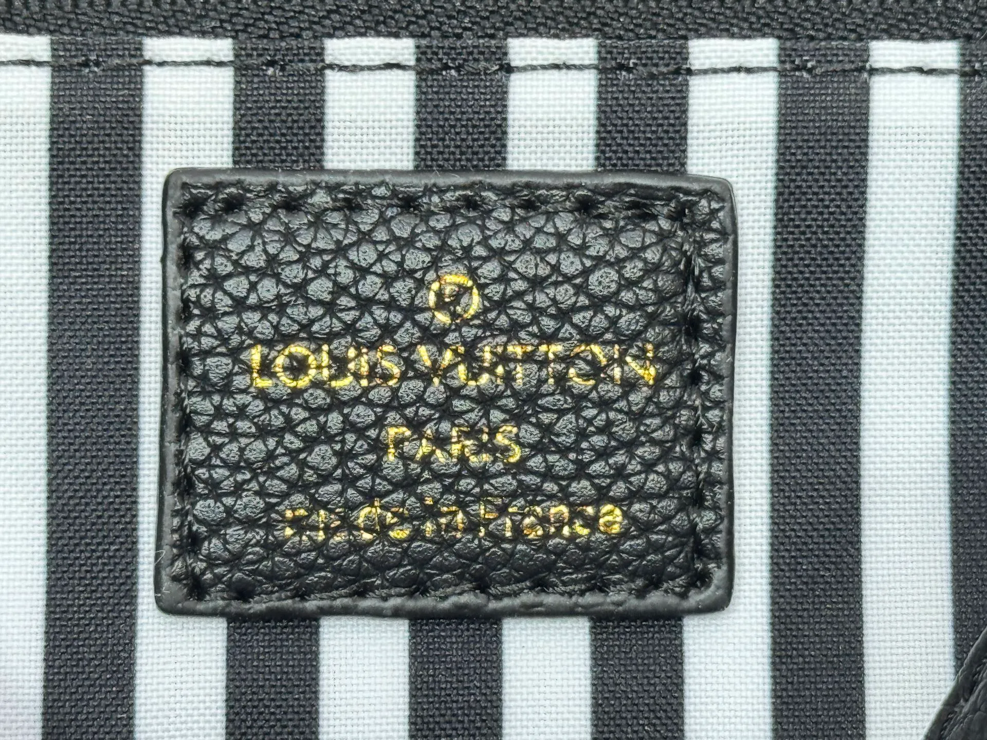 P240 upgraded original M14403 M45659 [OnTheGo small handbag] renews the brand's classic Monogram Empreinte leather, using the same tone to outline the pattern. The detachable metal chain decoration highlights the details, the striped fabric lining gives off an elegant atmosphere, and the detachable shoulder strap allows for shoulder or cross-body wear ~ size 25 x 19 x 11.5cm