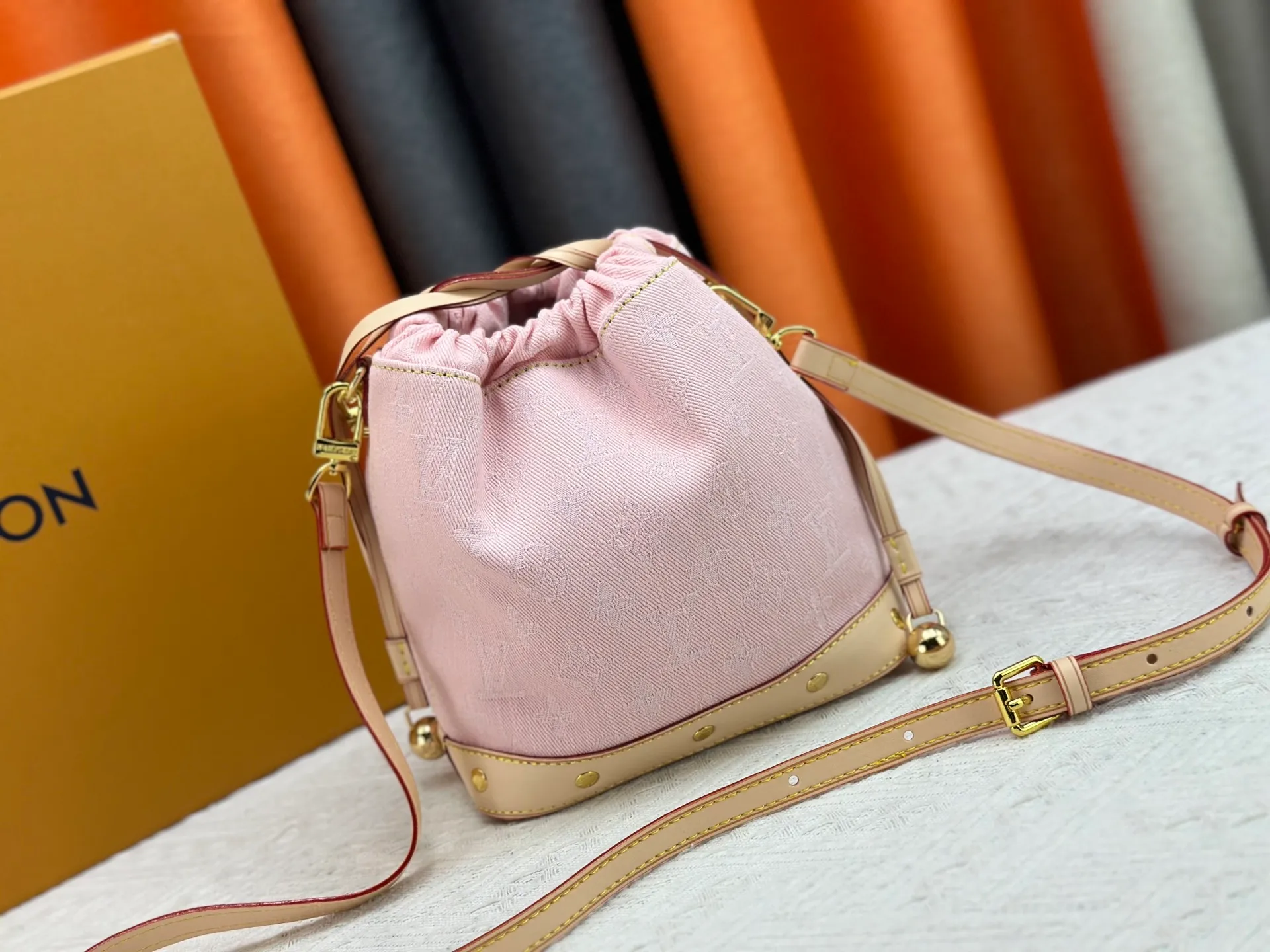 P260 Upgraded version of LV M83043 denim bucket bag Large-capacity shoulder crossbody bag Made of exquisite inlay work, classic and versatile, irresistible. Super elegant and full of high-end sense. A must-have for Jimei. Size: 18 20