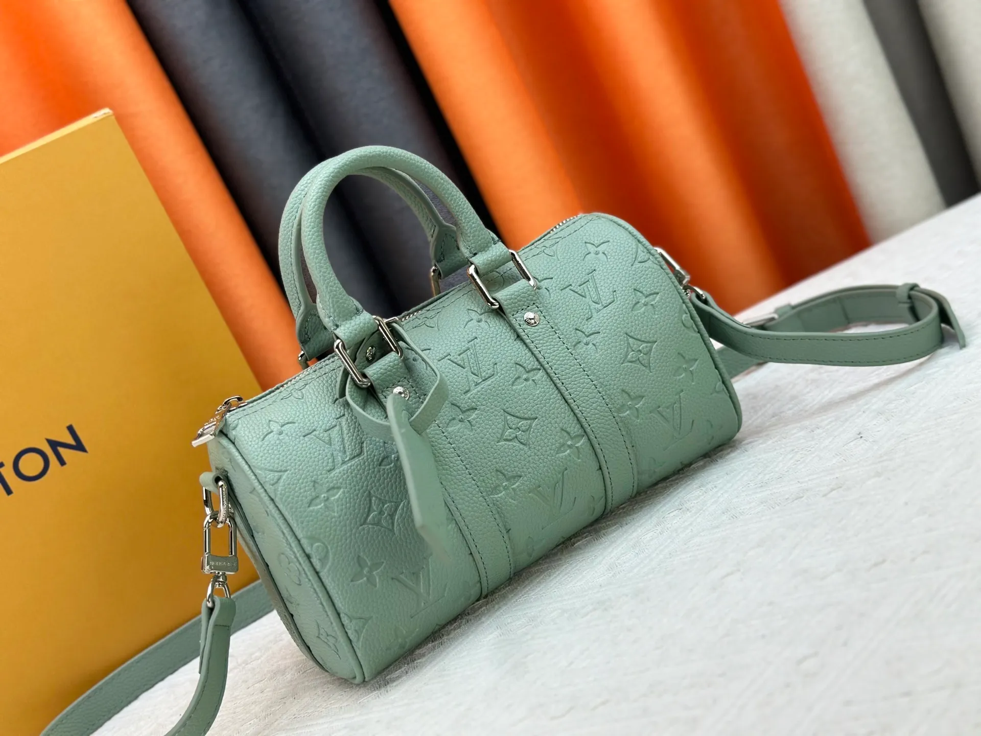 P260 Guangzhou goods M24434 M13866 M26055 M11996 M20900 M46687 M46271 This Keepall 25 handbag is made from a full leather speedy pillow bag. Louis Vuitton launches the Aerogram version of the new Keepall, which is made of off-white soft grain leather, restrained and fashionable. Off-white embossed logo, leather body with top handle and adjustable shoulder strap, suitable for hand or shoulder carry. Dimensions 25 x 15x 11 cm.