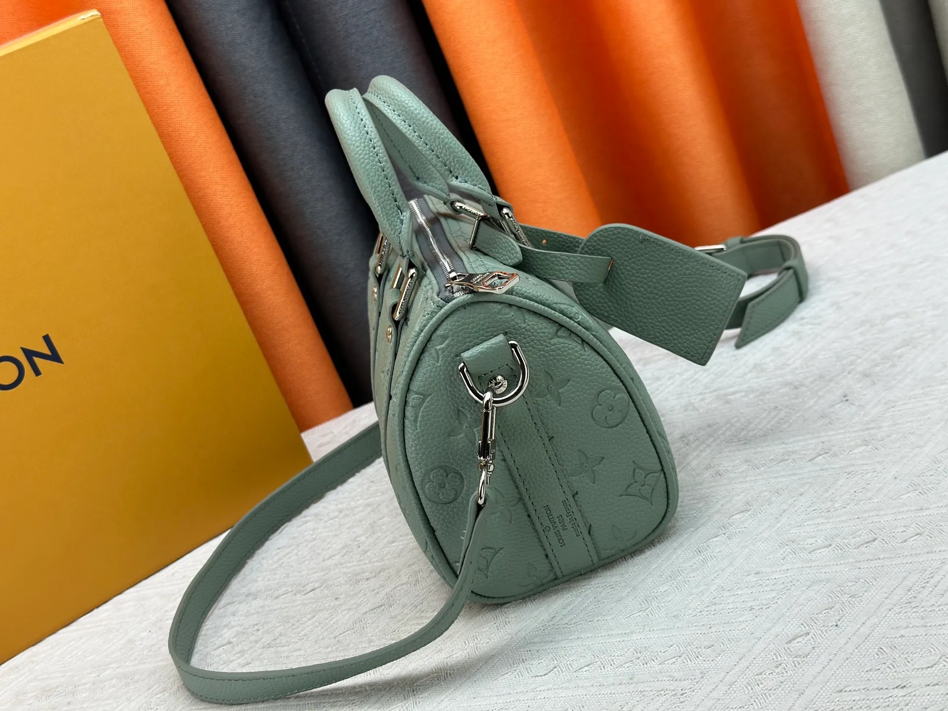 P260 Guangzhou goods M24434 M13866 M26055 M11996 M20900 M46687 M46271 This Keepall 25 handbag is made from a full leather speedy pillow bag. Louis Vuitton launches the Aerogram version of the new Keepall, which is made of off-white soft grain leather, restrained and fashionable. Off-white embossed logo, leather body with top handle and adjustable shoulder strap, suitable for hand or shoulder carry. Dimensions 25 x 15x 11 cm.