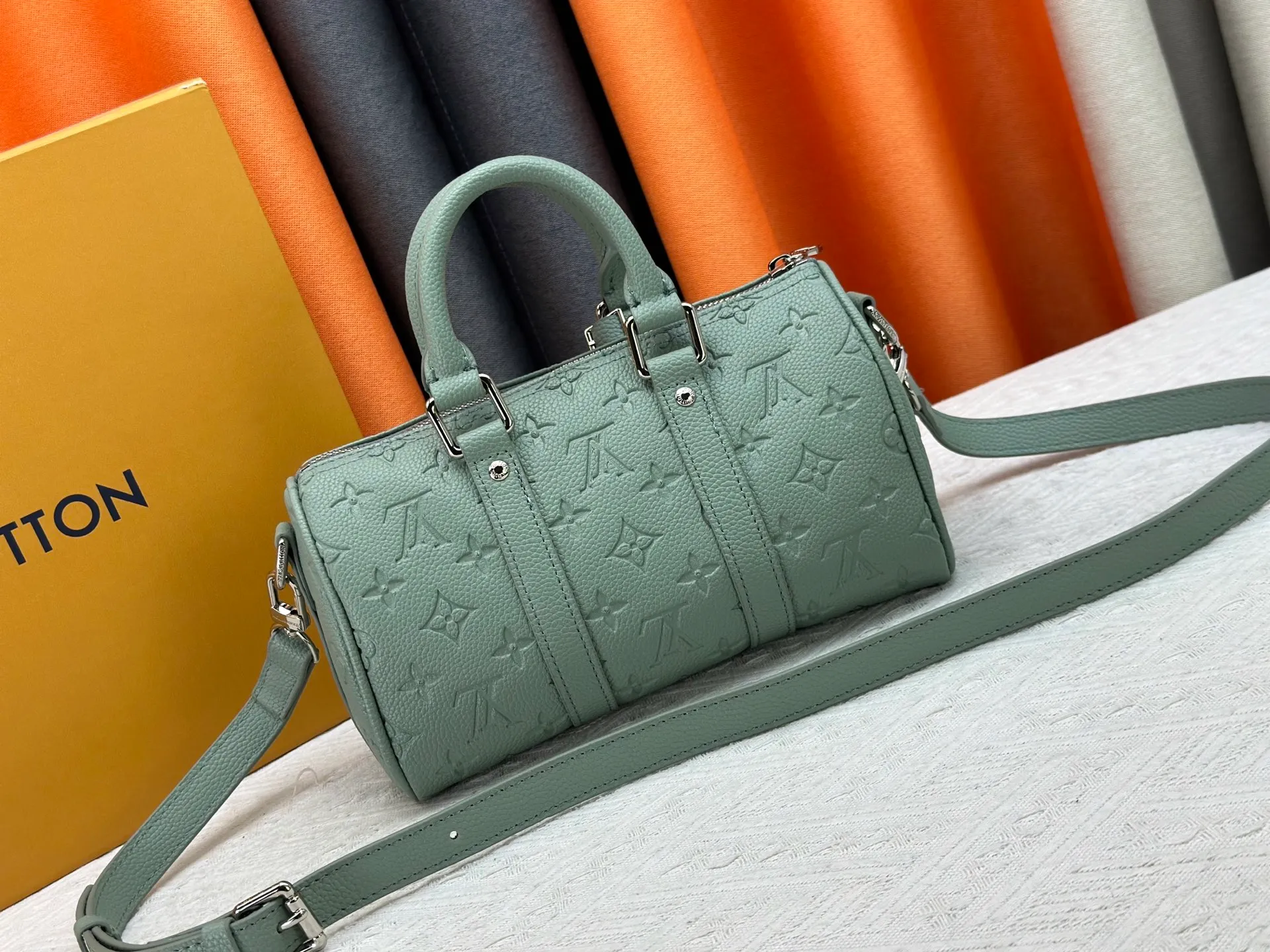 P260 Guangzhou goods M24434 M13866 M26055 M11996 M20900 M46687 M46271 This Keepall 25 handbag is made from a full leather speedy pillow bag. Louis Vuitton launches the Aerogram version of the new Keepall, which is made of off-white soft grain leather, restrained and fashionable. Off-white embossed logo, leather body with top handle and adjustable shoulder strap, suitable for hand or shoulder carry. Dimensions 25 x 15x 11 cm.
