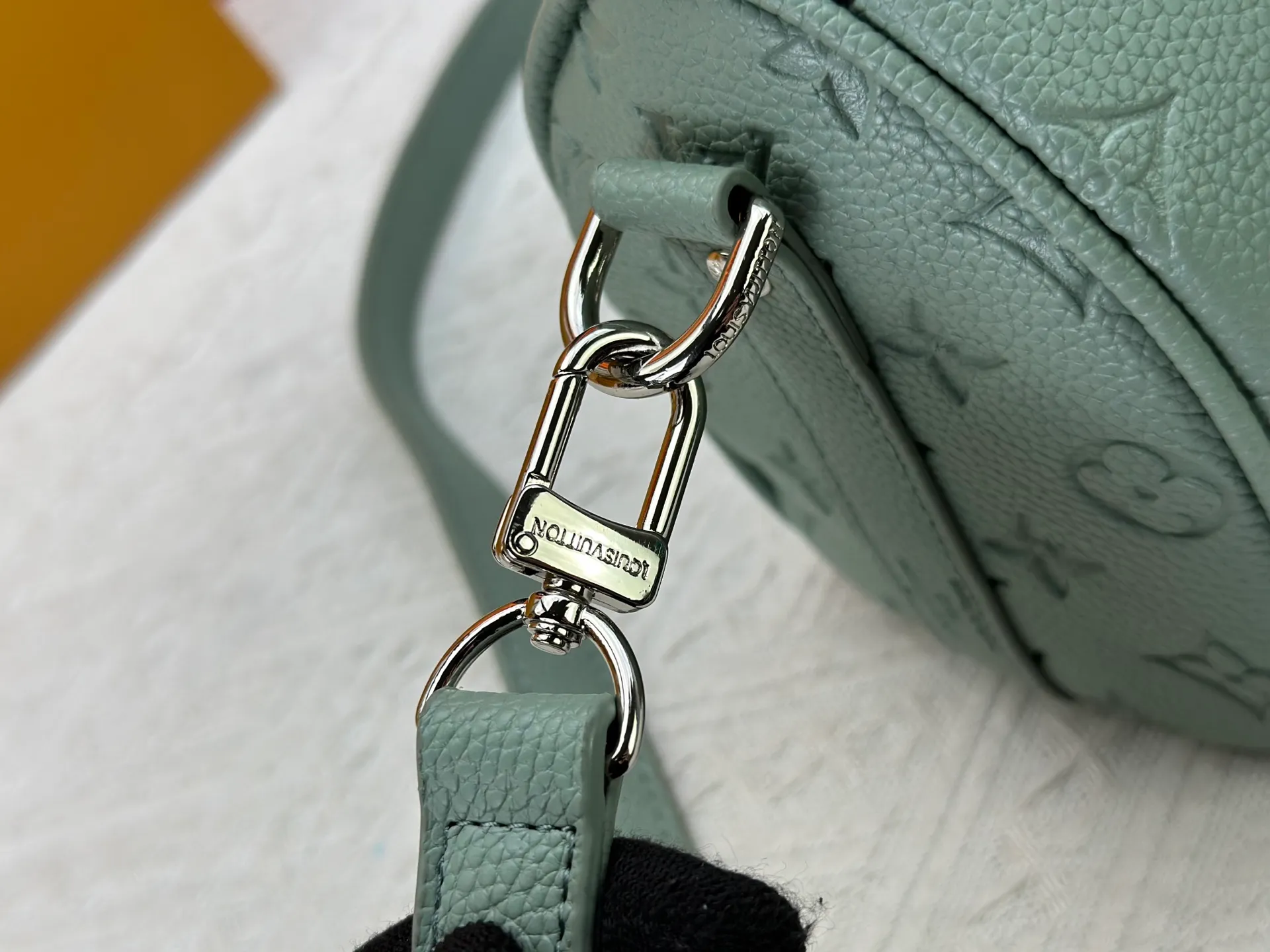 P260 Guangzhou goods M24434 M13866 M26055 M11996 M20900 M46687 M46271 This Keepall 25 handbag is made from a full leather speedy pillow bag. Louis Vuitton launches the Aerogram version of the new Keepall, which is made of off-white soft grain leather, restrained and fashionable. Off-white embossed logo, leather body with top handle and adjustable shoulder strap, suitable for hand or shoulder carry. Dimensions 25 x 15x 11 cm.
