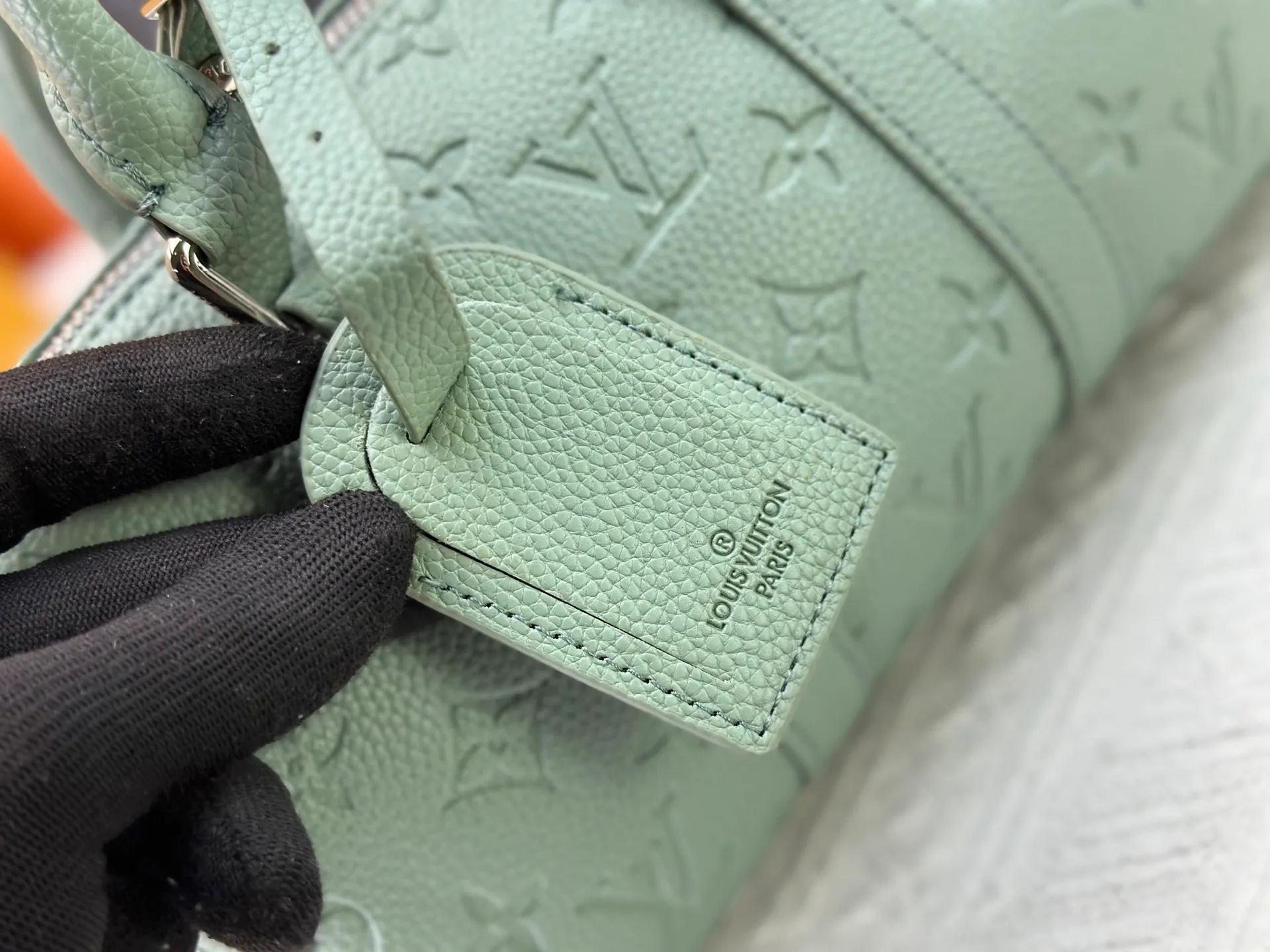P260 Guangzhou goods M24434 M13866 M26055 M11996 M20900 M46687 M46271 This Keepall 25 handbag is made from a full leather speedy pillow bag. Louis Vuitton launches the Aerogram version of the new Keepall, which is made of off-white soft grain leather, restrained and fashionable. Off-white embossed logo, leather body with top handle and adjustable shoulder strap, suitable for hand or shoulder carry. Dimensions 25 x 15x 11 cm.