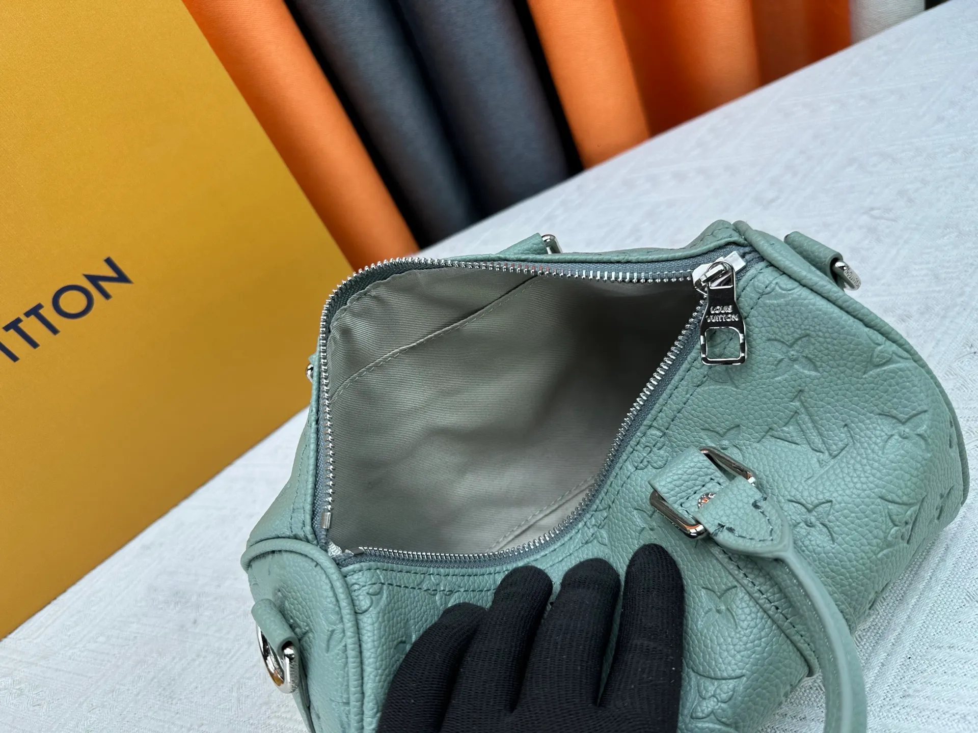 P260 Guangzhou goods M24434 M13866 M26055 M11996 M20900 M46687 M46271 This Keepall 25 handbag is made from a full leather speedy pillow bag. Louis Vuitton launches the Aerogram version of the new Keepall, which is made of off-white soft grain leather, restrained and fashionable. Off-white embossed logo, leather body with top handle and adjustable shoulder strap, suitable for hand or shoulder carry. Dimensions 25 x 15x 11 cm.