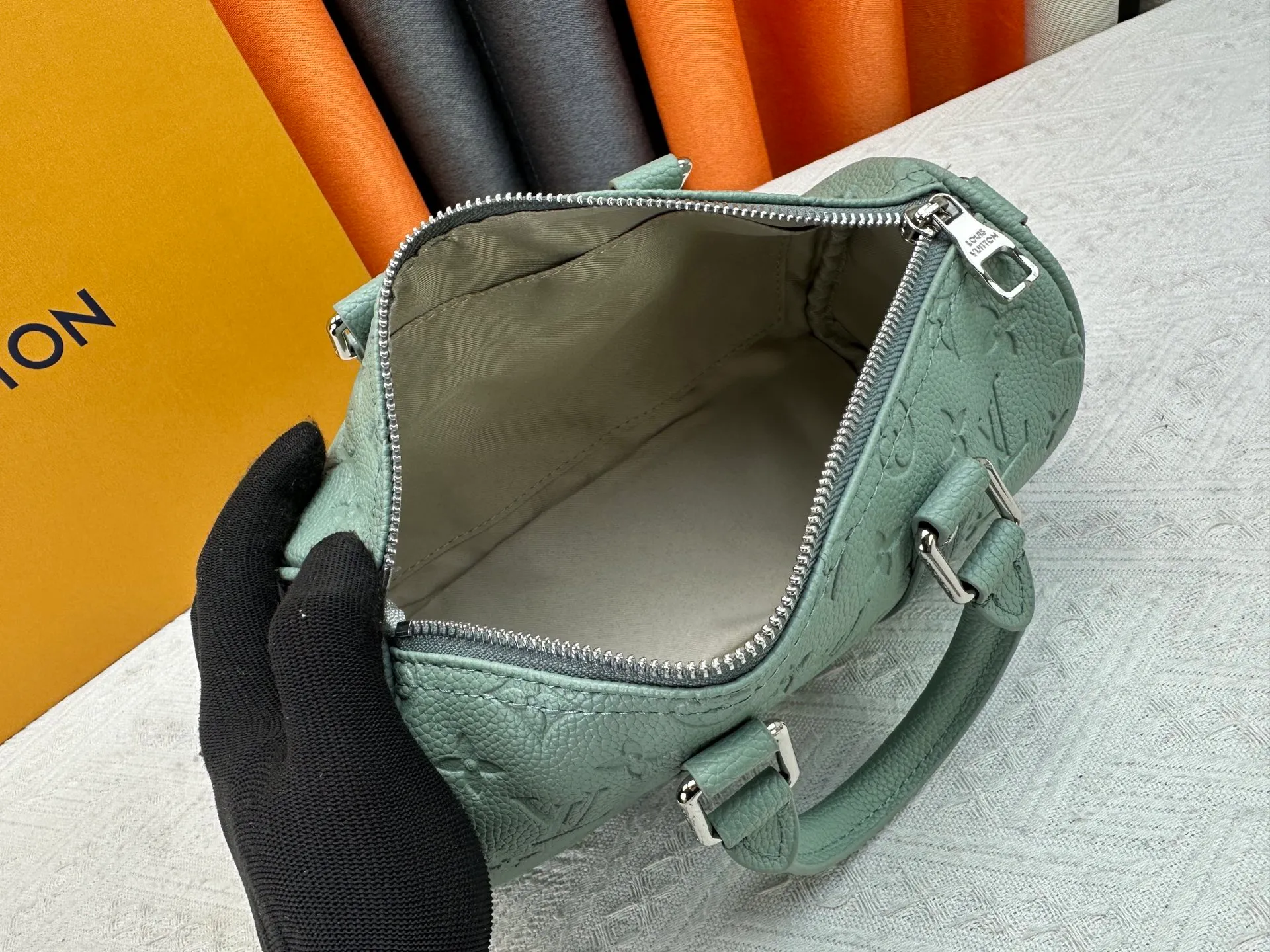 P260 Guangzhou goods M24434 M13866 M26055 M11996 M20900 M46687 M46271 This Keepall 25 handbag is made from a full leather speedy pillow bag. Louis Vuitton launches the Aerogram version of the new Keepall, which is made of off-white soft grain leather, restrained and fashionable. Off-white embossed logo, leather body with top handle and adjustable shoulder strap, suitable for hand or shoulder carry. Dimensions 25 x 15x 11 cm.